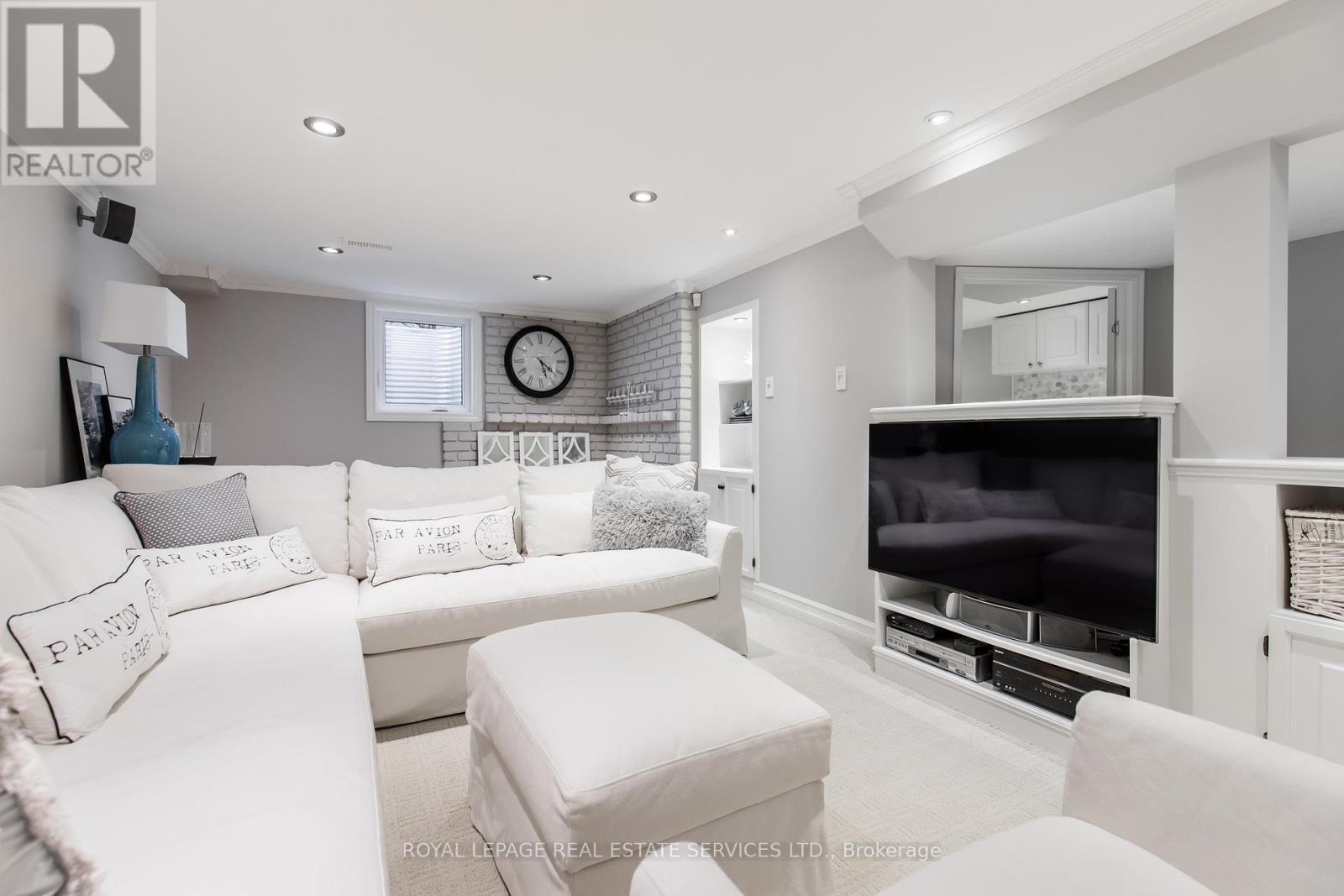 












16 FERNDALE CRESCENT

,
Brampton,




Ontario
L6W1E9

