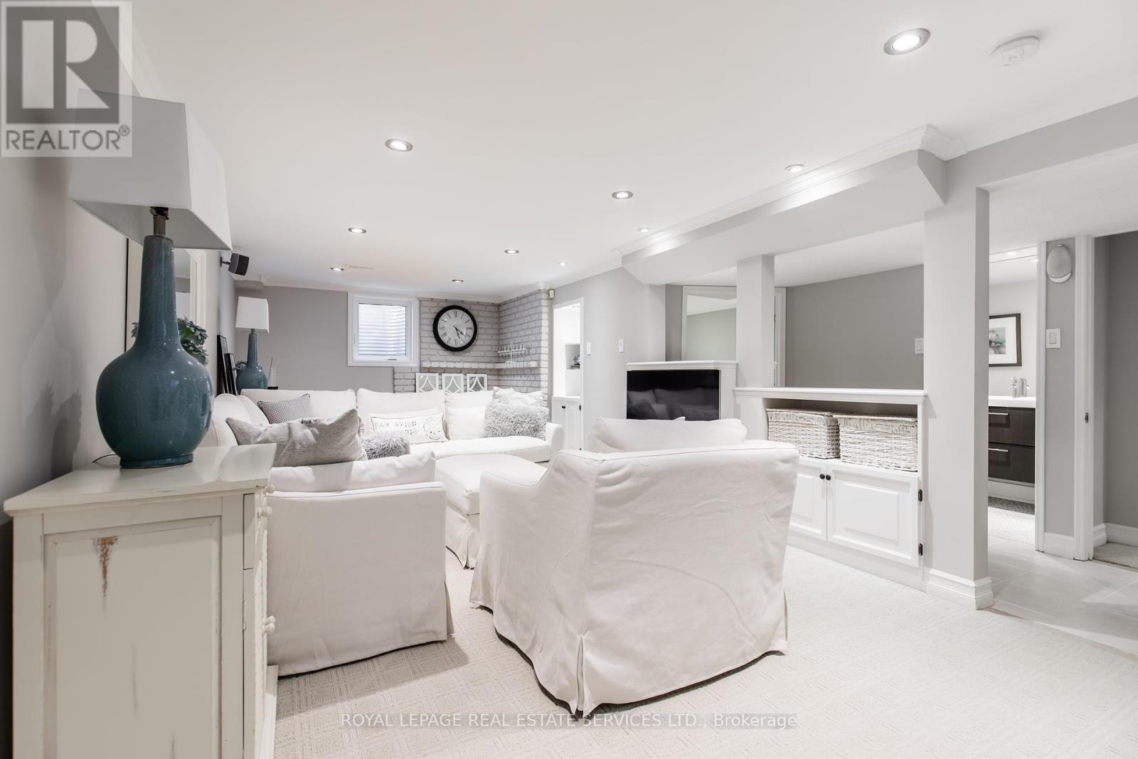 












16 FERNDALE CRESCENT

,
Brampton,




Ontario
L6W1E9

