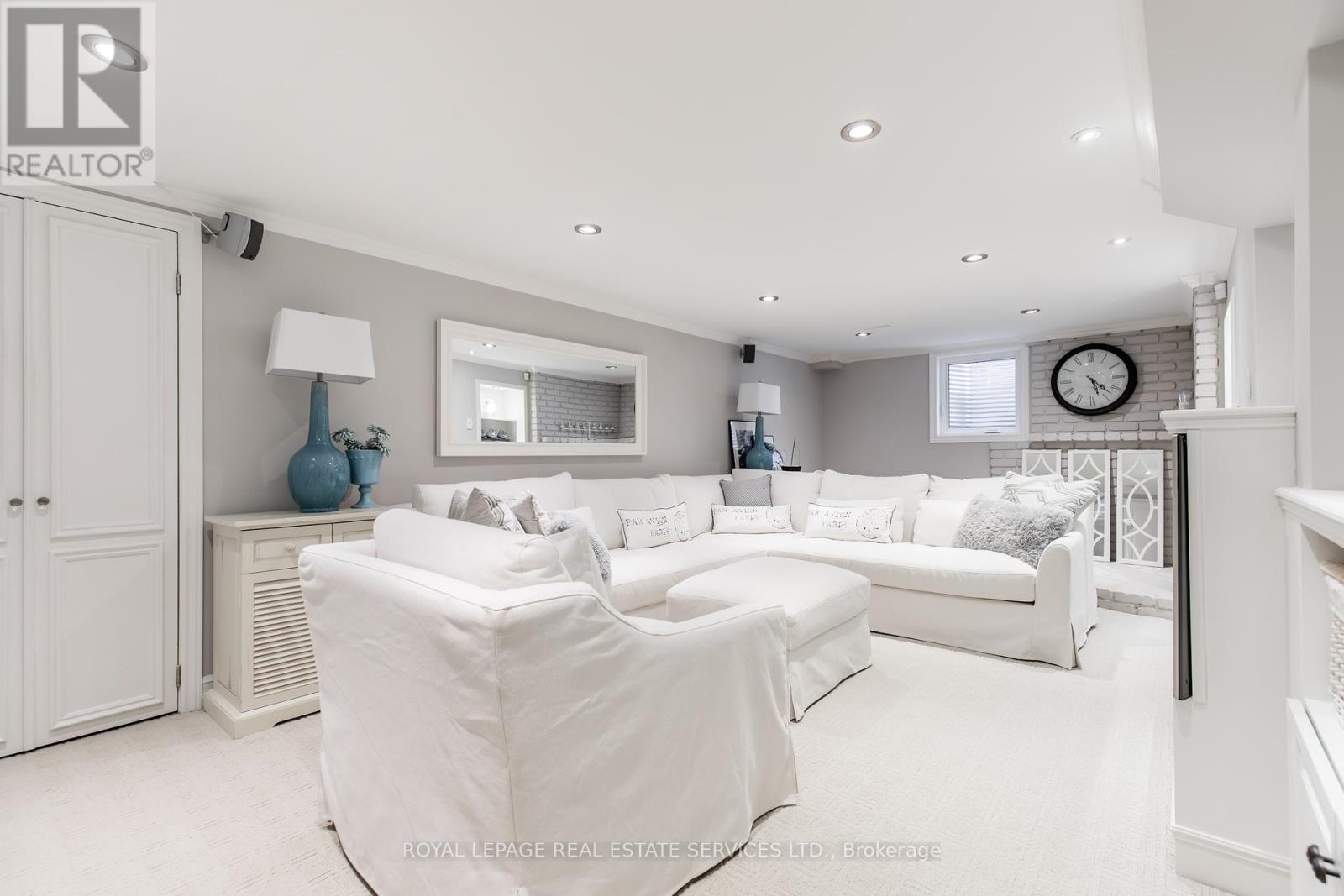 












16 FERNDALE CRESCENT

,
Brampton,




Ontario
L6W1E9

