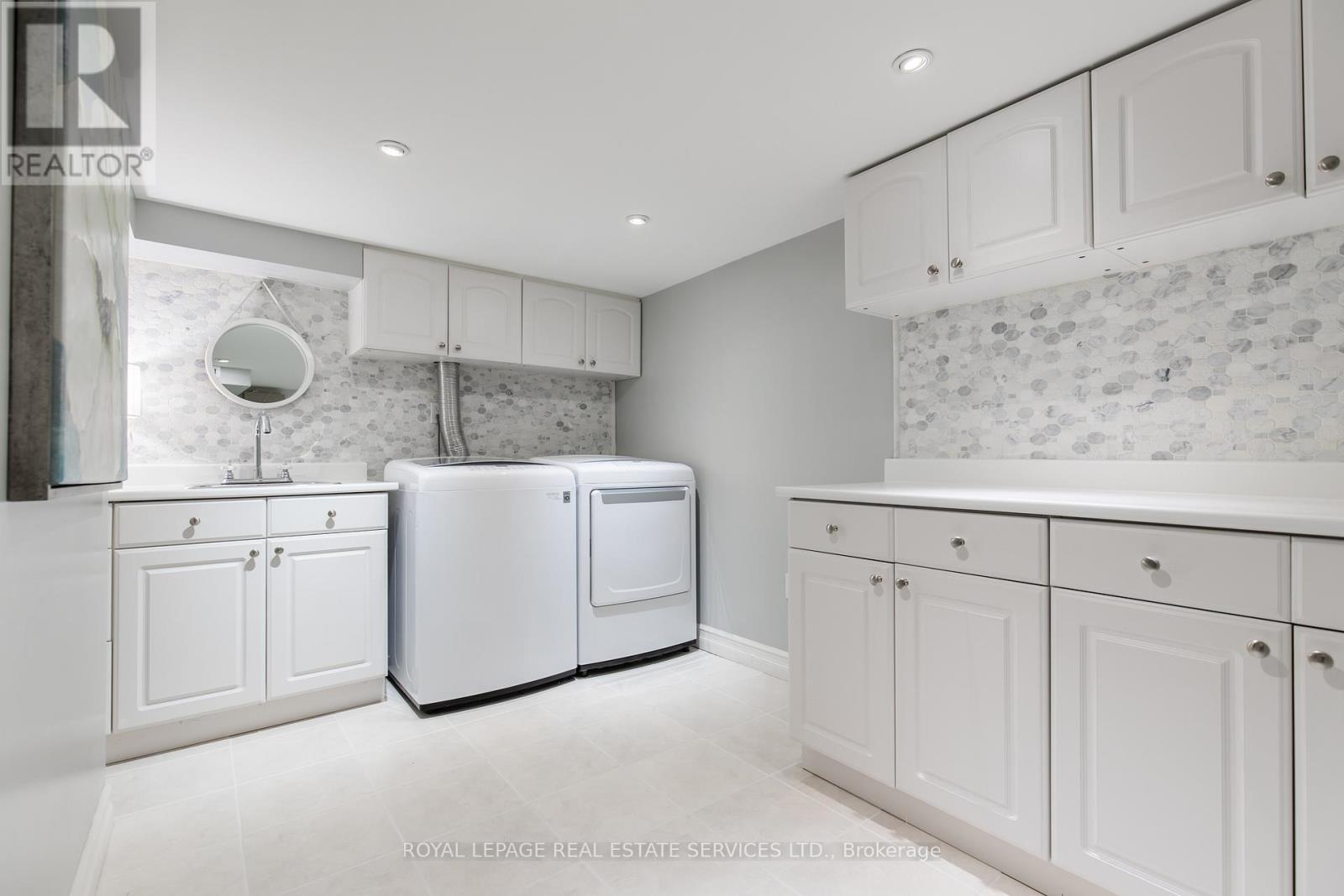 












16 FERNDALE CRESCENT

,
Brampton,




Ontario
L6W1E9

