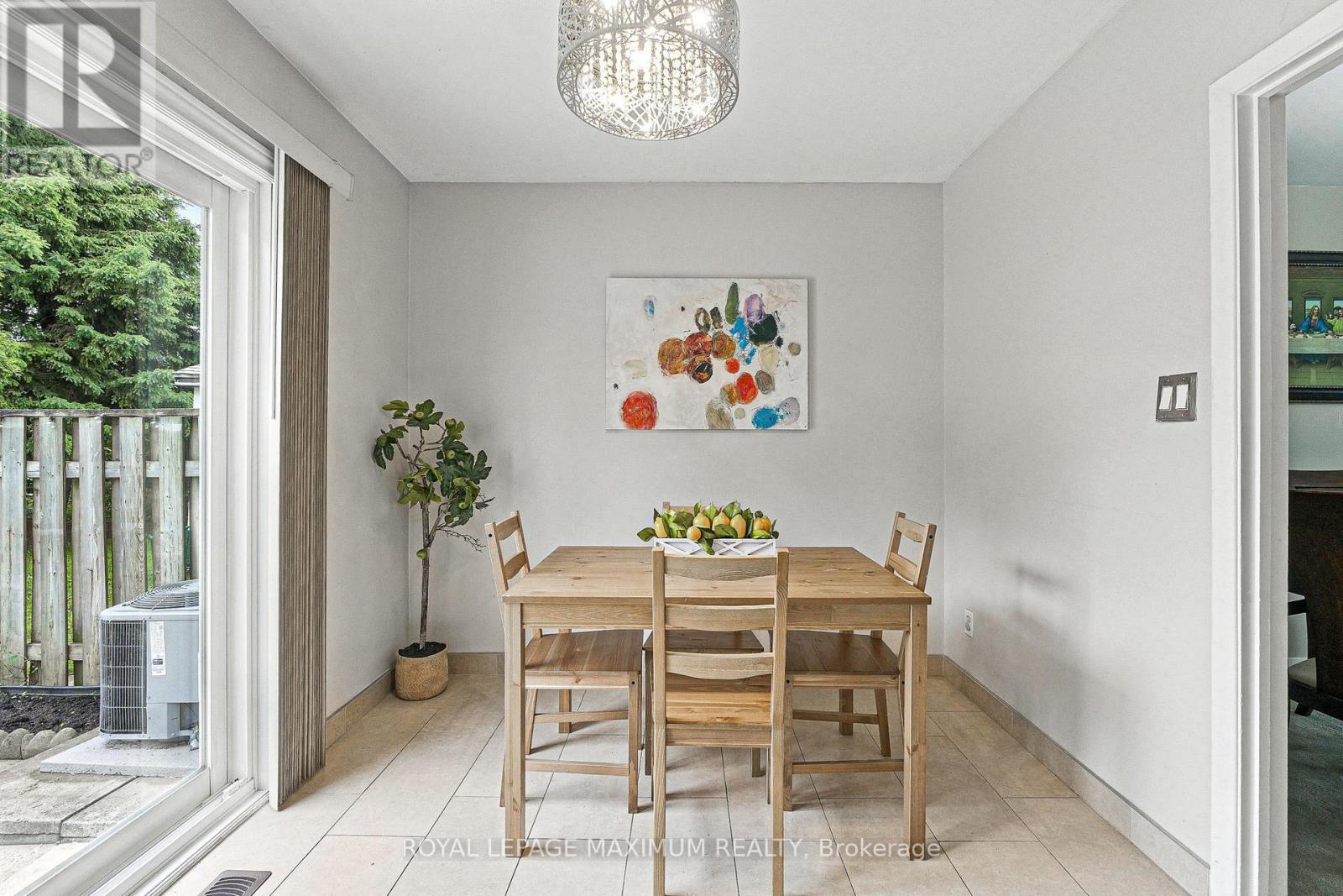 












32 FENNIMORE CRESCENT

,
Toronto,




Ontario
M3N1G8

