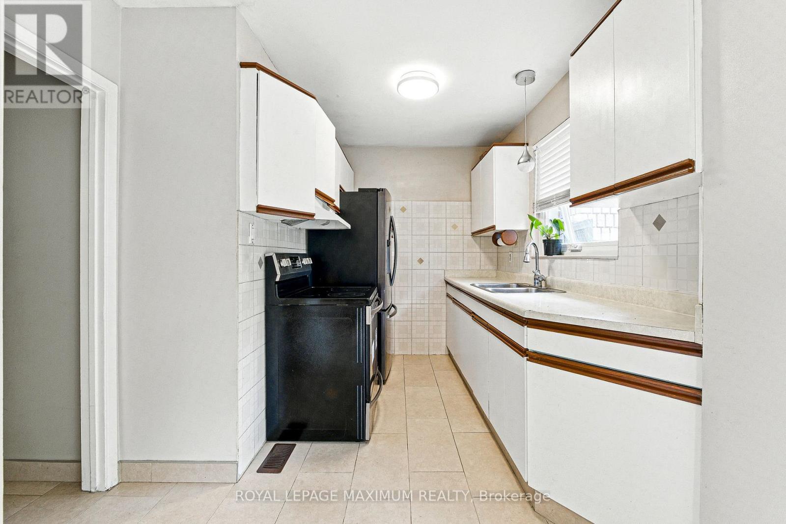 












32 FENNIMORE CRESCENT

,
Toronto,




Ontario
M3N1G8


