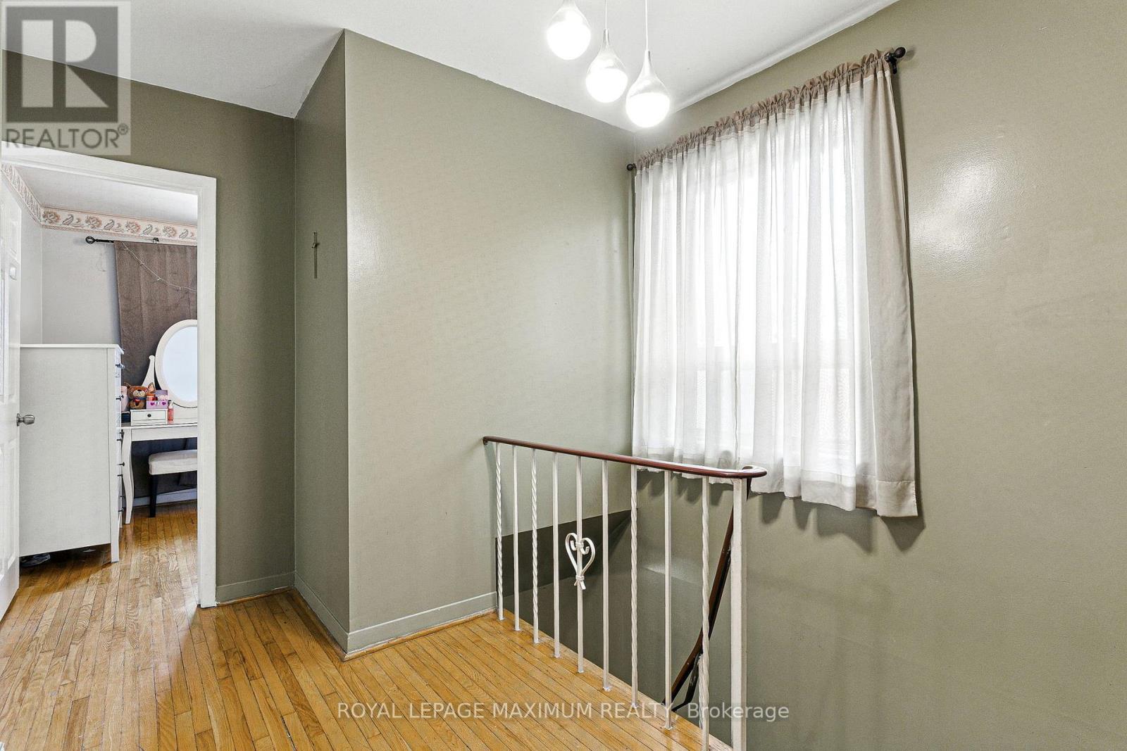 












32 FENNIMORE CRESCENT

,
Toronto,




Ontario
M3N1G8

