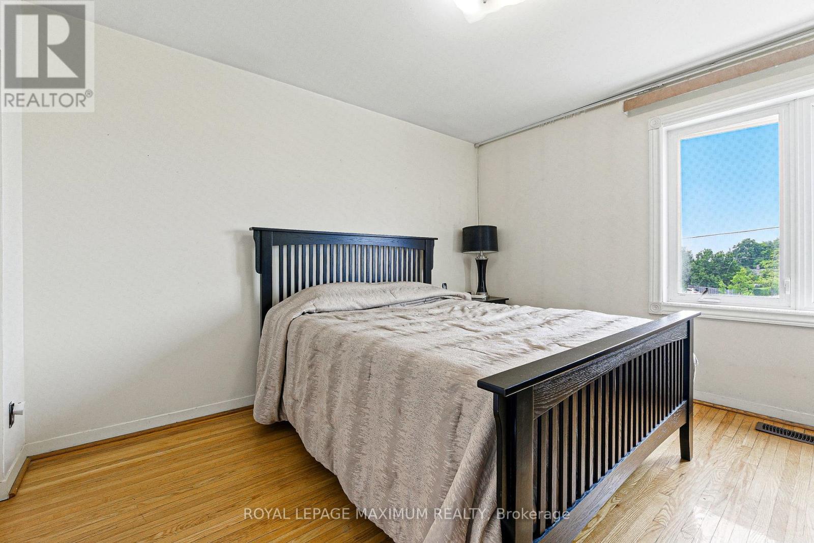 












32 FENNIMORE CRESCENT

,
Toronto,




Ontario
M3N1G8

