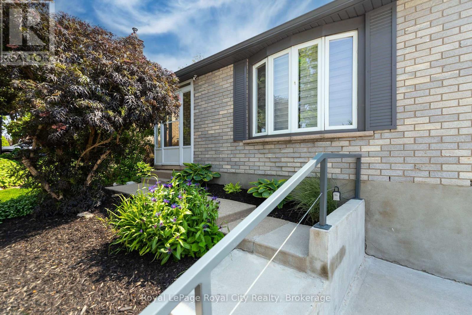 












19 BURTON ROAD

,
Guelph (Willow West/Sugarbush/West Acres),




Ontario
N1H8A6


