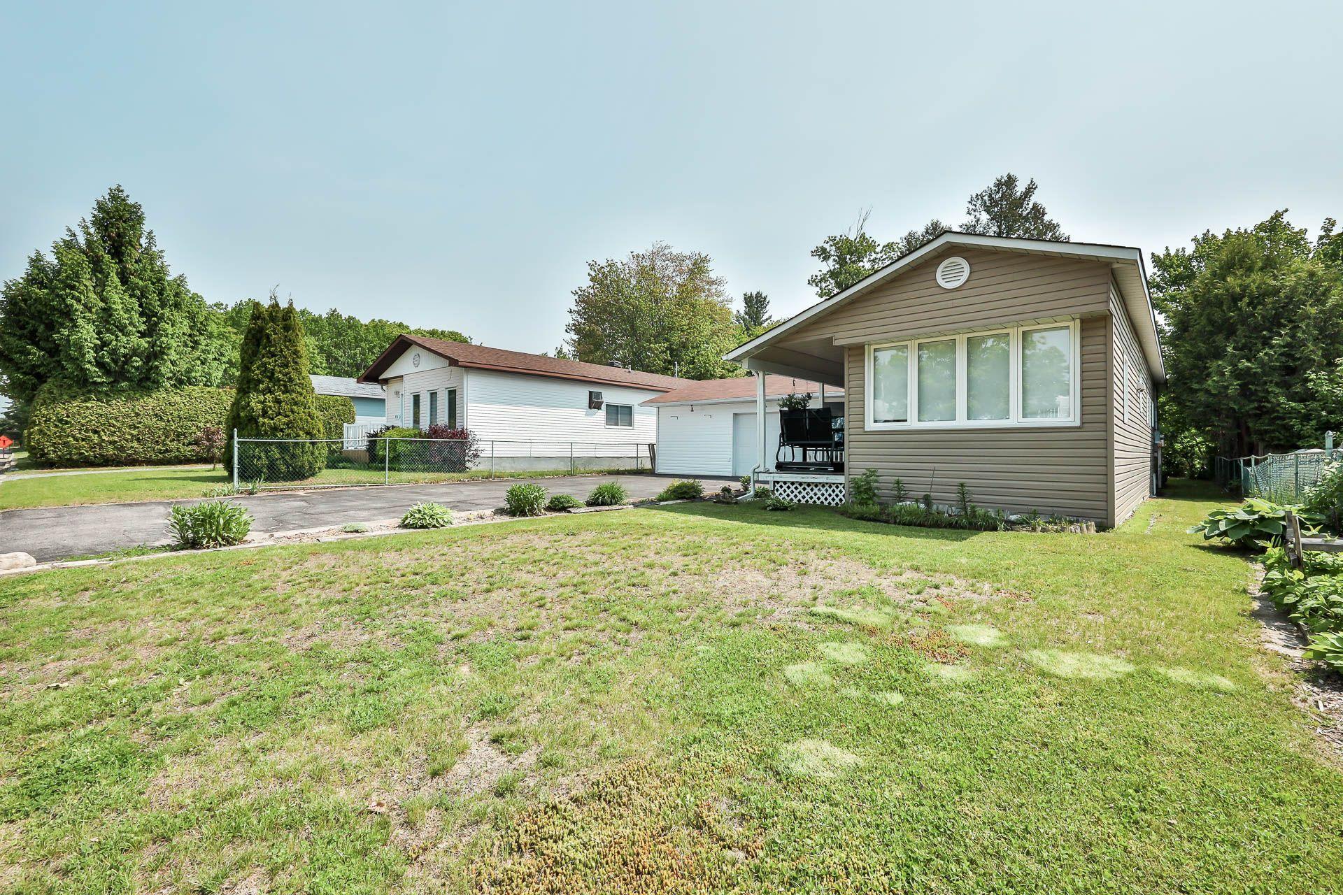 









880


Rue Arthur-Gratton

,
Gatineau (Buckingham),




QC
J8L2Z4

