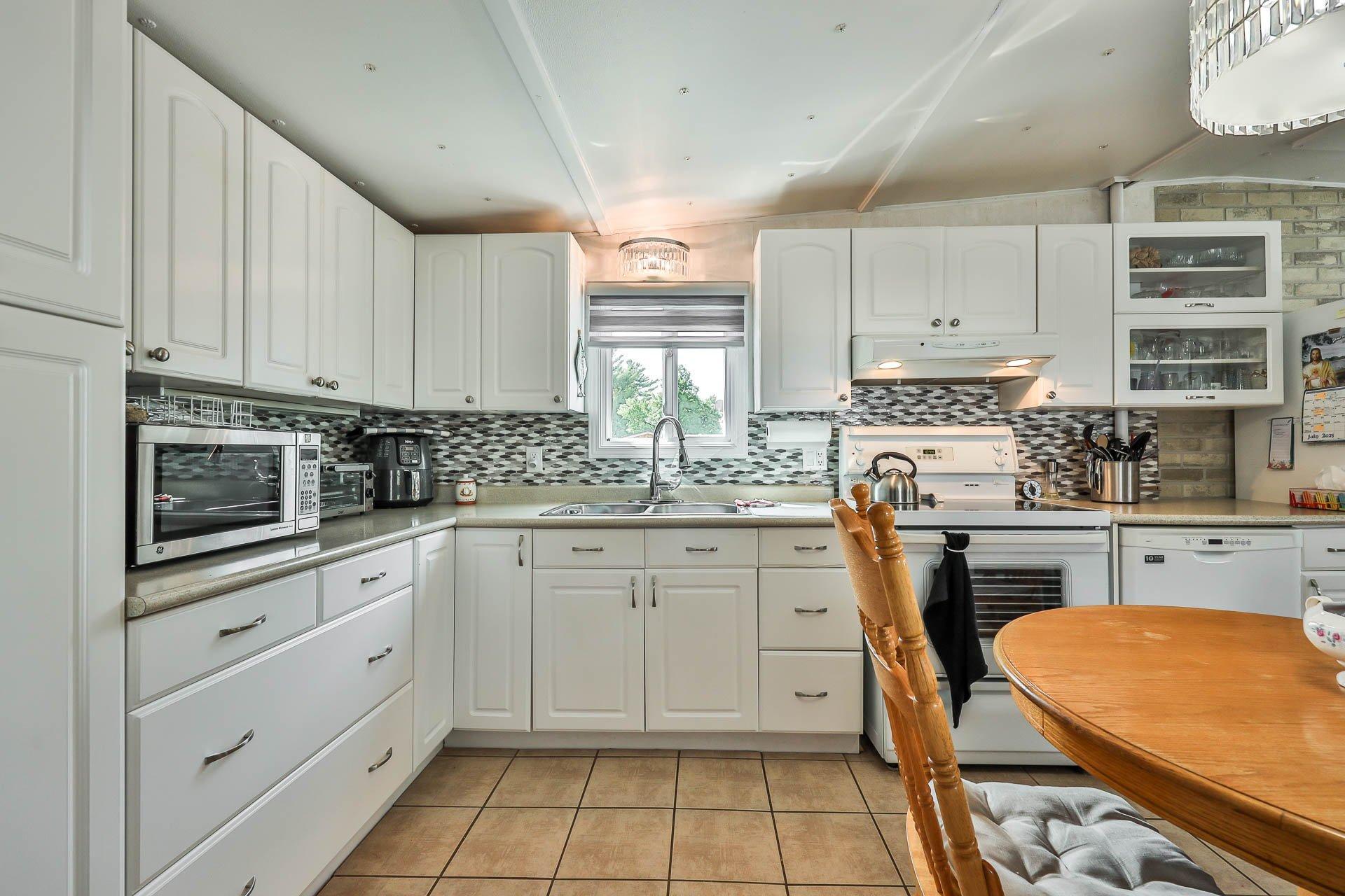 









880


Rue Arthur-Gratton

,
Gatineau (Buckingham),




QC
J8L2Z4

