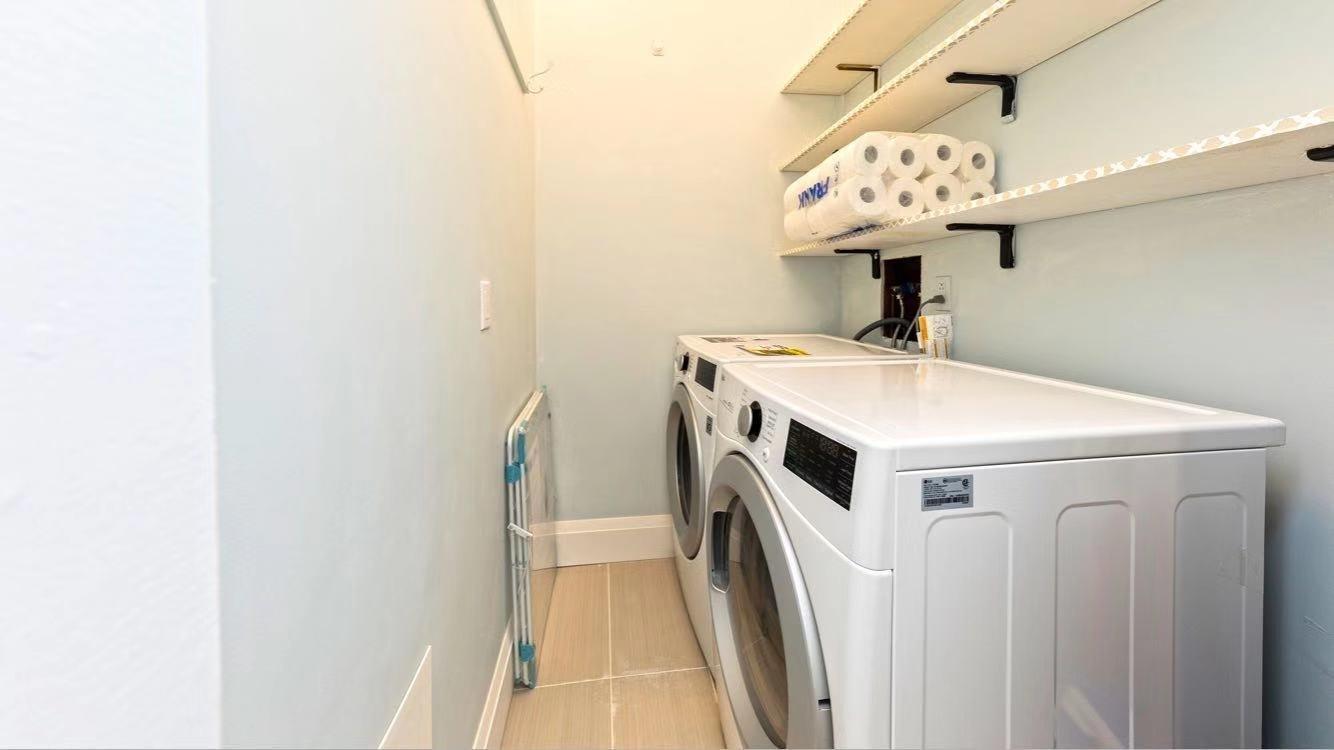 









2289

 - 2293


Rue Sheppard

,
Montréal (Ville-Marie),




QC
H2K3L1

