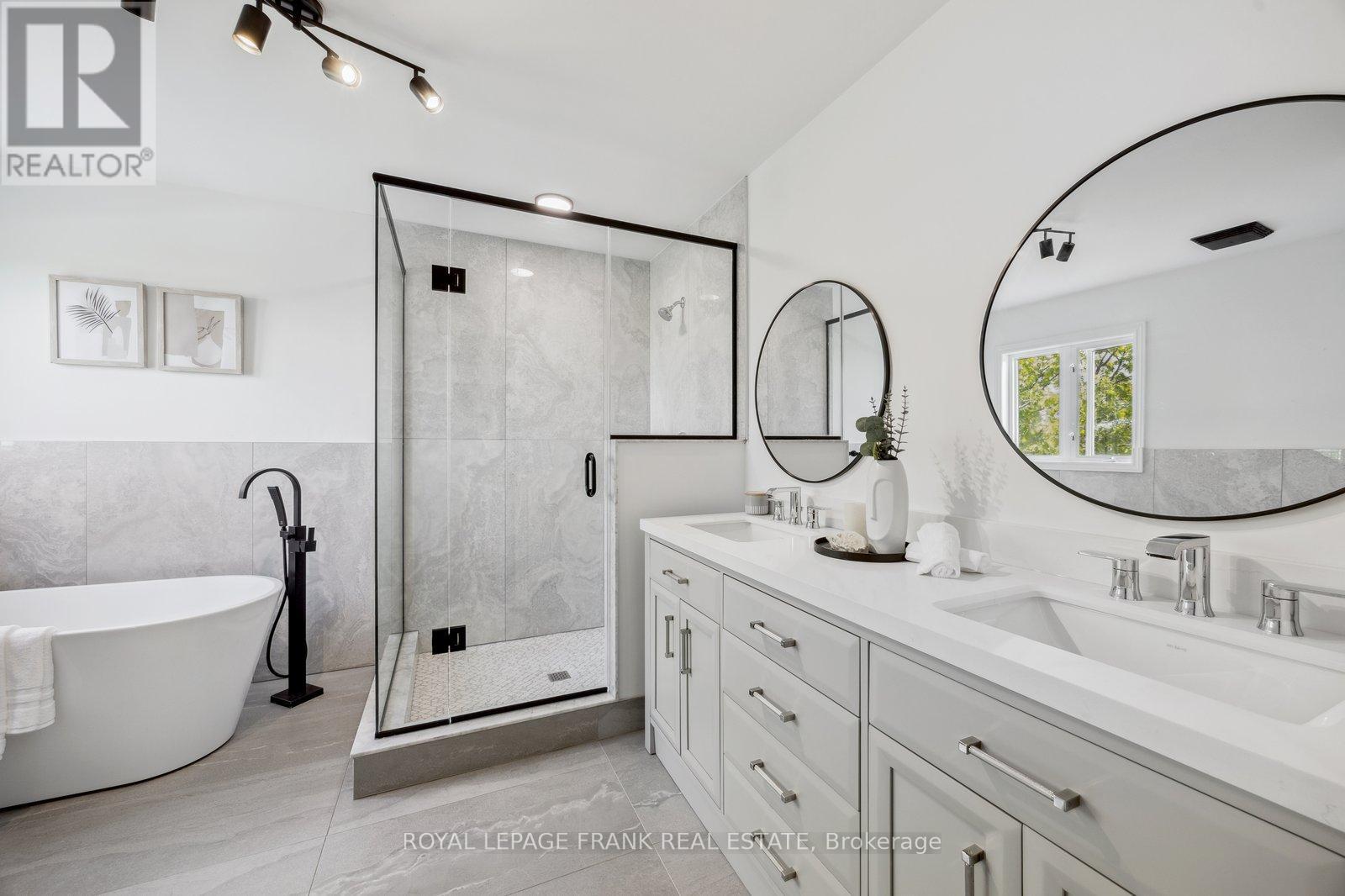 












21 BROWNSCOMBE CRESCENT

,
Uxbridge,




Ontario
L9P1Y1

