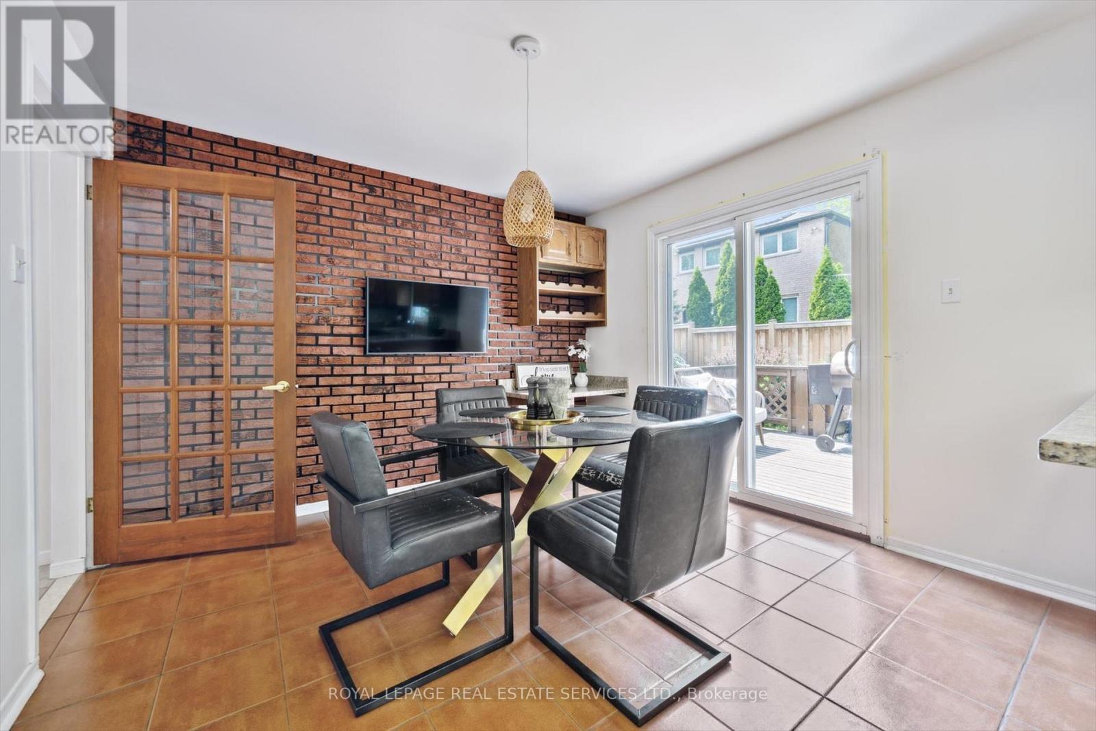 












117 WARNER DRIVE

,
Oakville,




Ontario
L6L6G7

