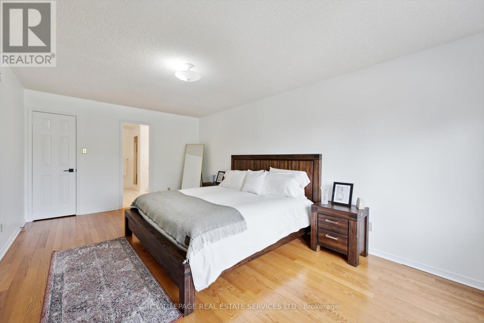 












117 WARNER DRIVE

,
Oakville,




Ontario
L6L6G7

