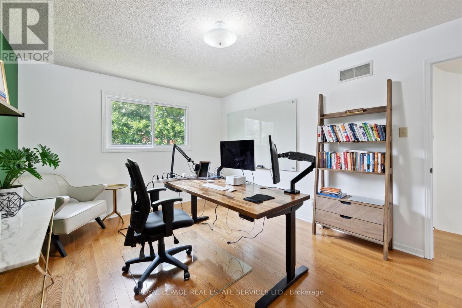 












117 WARNER DRIVE

,
Oakville,




Ontario
L6L6G7

