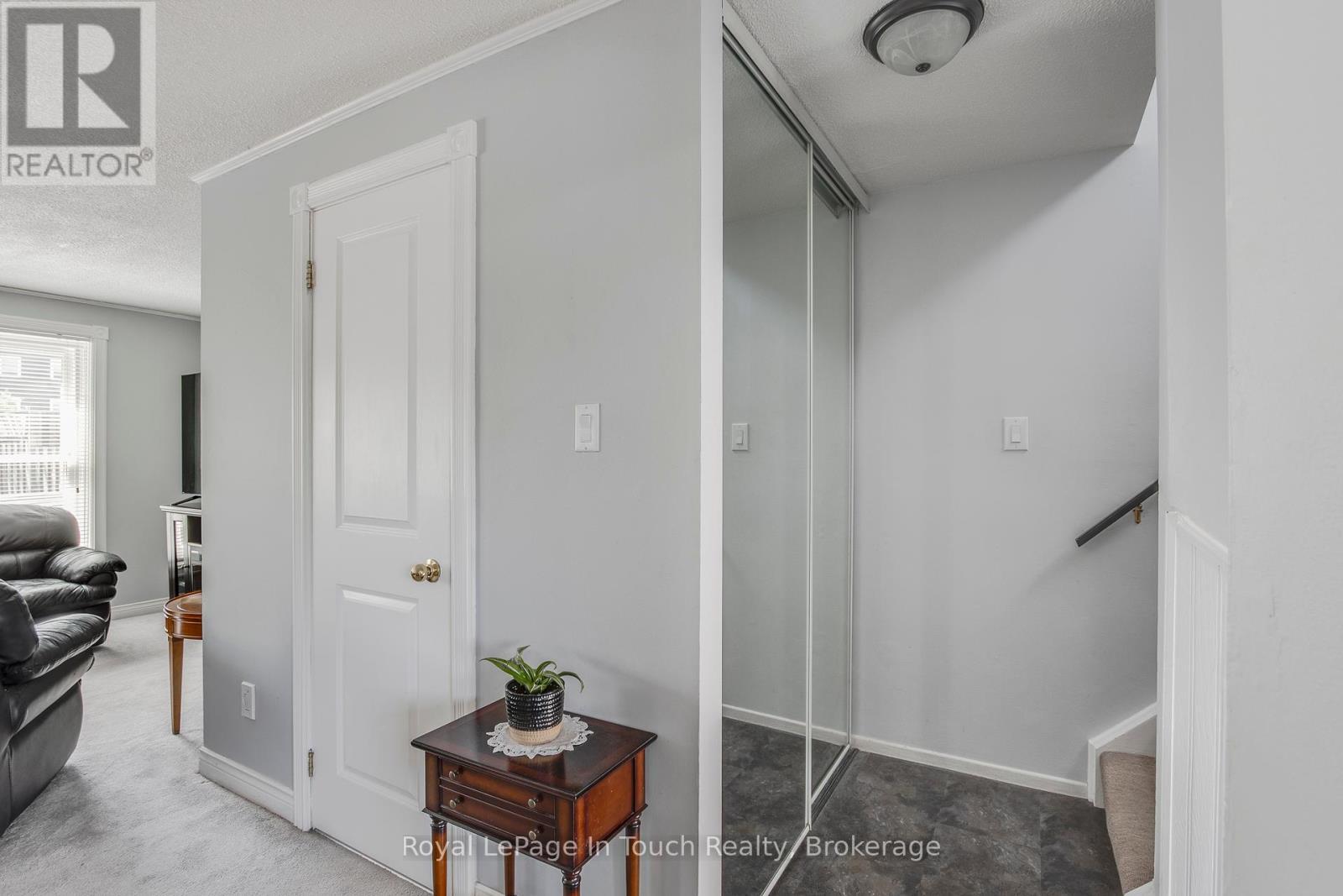 












4 - 233 INNISFIL STREET

,
Barrie (Allandale Centre),




Ontario
L4N3E9

