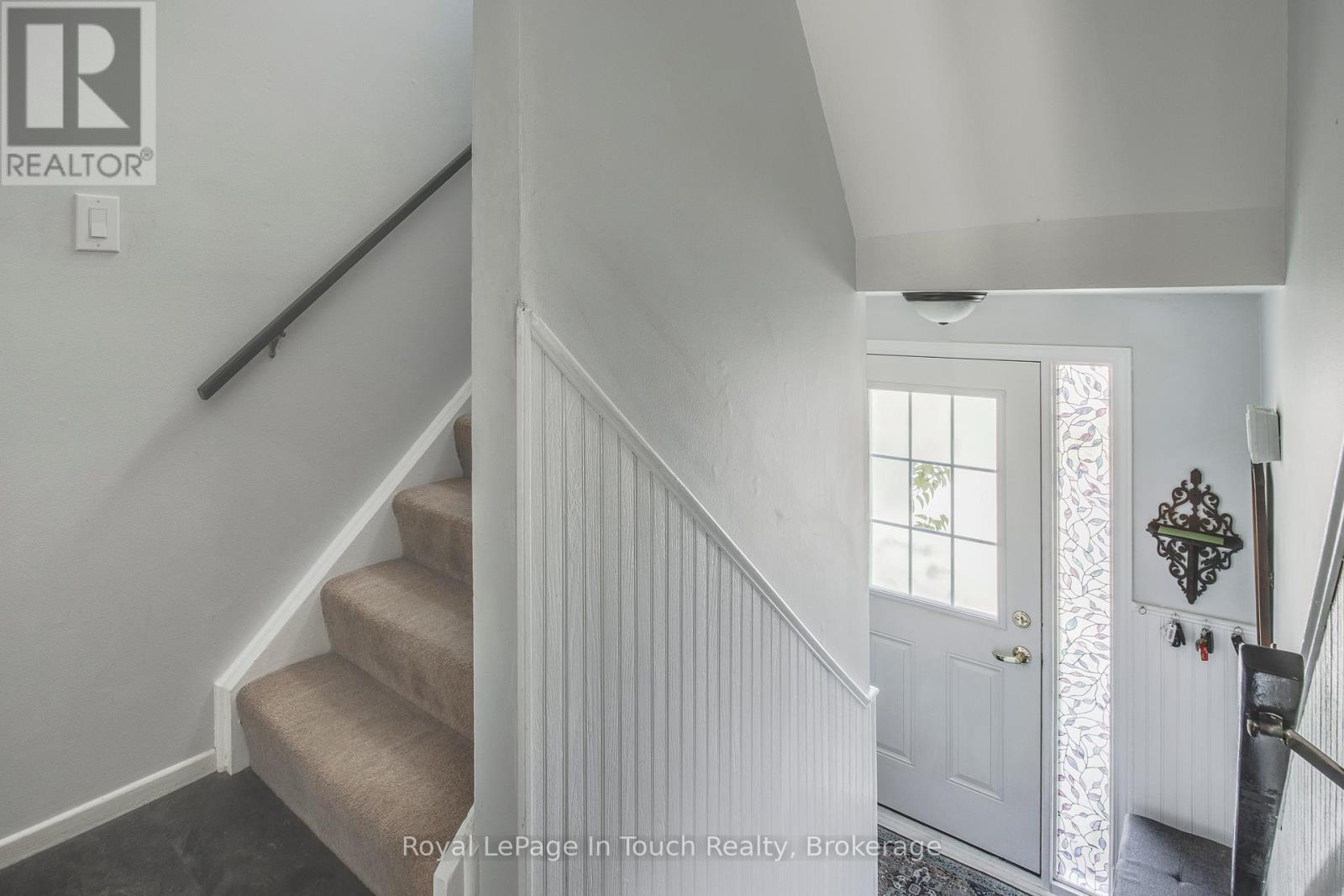 












4 - 233 INNISFIL STREET

,
Barrie (Allandale Centre),




Ontario
L4N3E9

