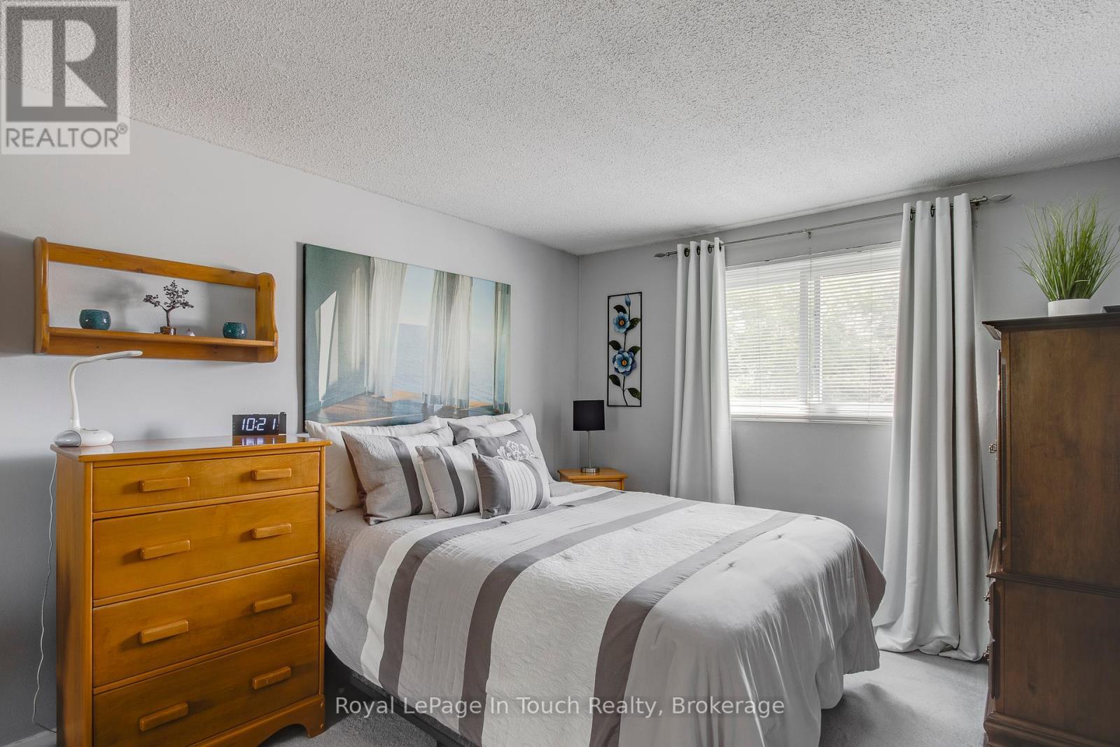 












4 - 233 INNISFIL STREET

,
Barrie (Allandale Centre),




Ontario
L4N3E9

