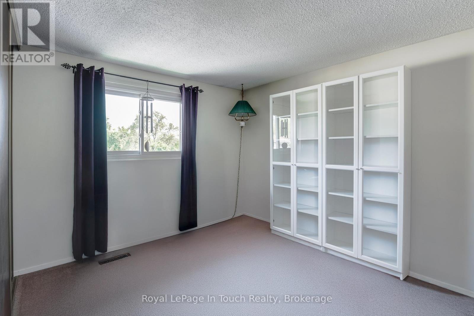 












4 - 233 INNISFIL STREET

,
Barrie (Allandale Centre),




Ontario
L4N3E9

