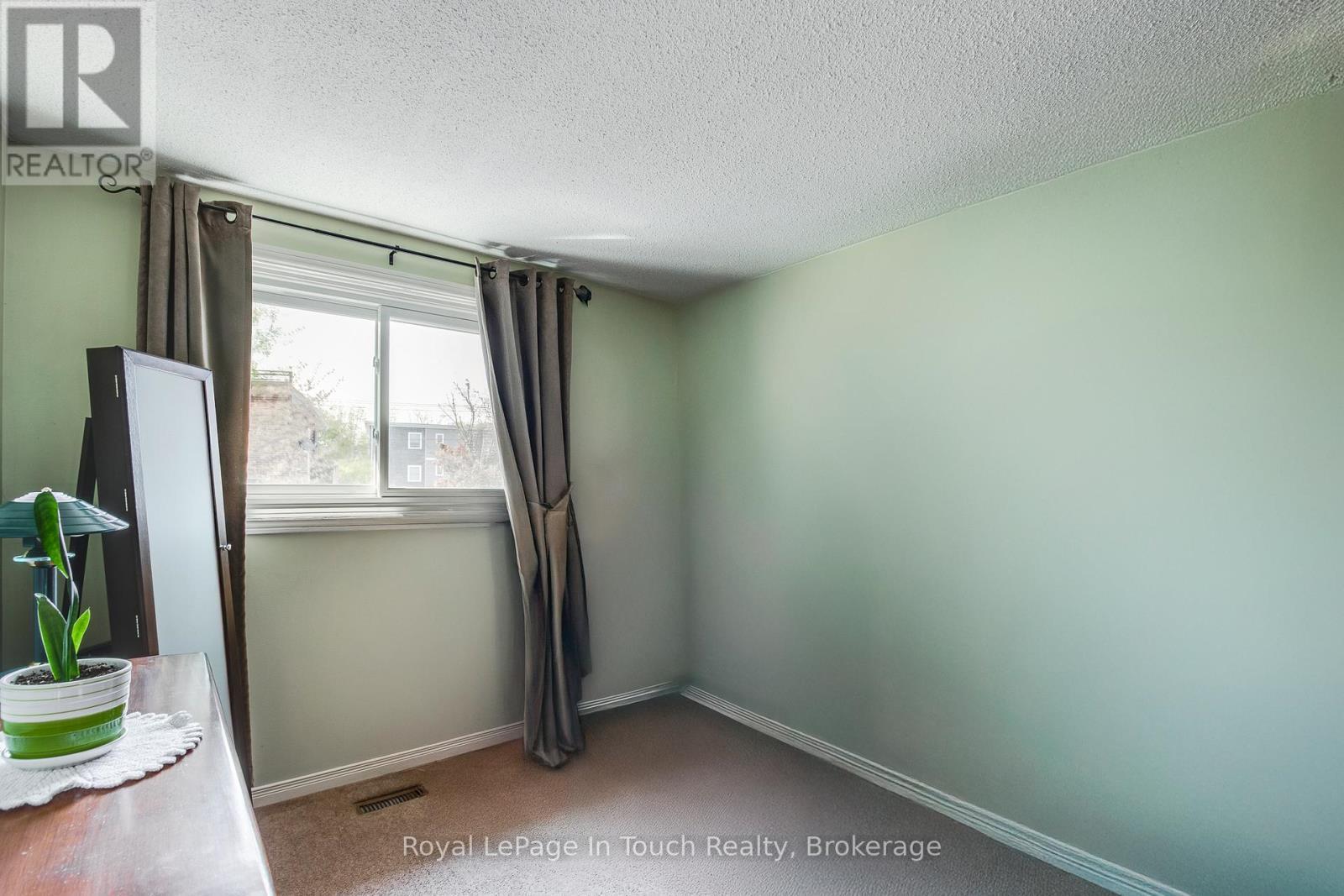 












4 - 233 INNISFIL STREET

,
Barrie (Allandale Centre),




Ontario
L4N3E9

