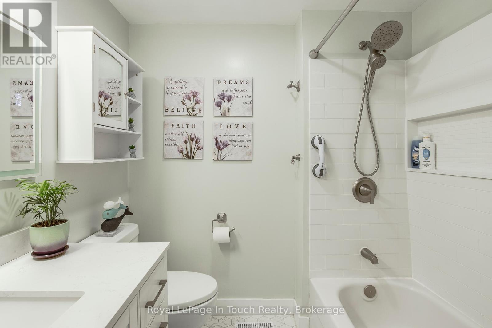 












4 - 233 INNISFIL STREET

,
Barrie (Allandale Centre),




Ontario
L4N3E9

