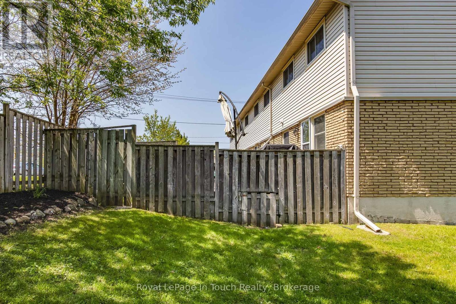 












4 - 233 INNISFIL STREET

,
Barrie (Allandale Centre),




Ontario
L4N3E9

