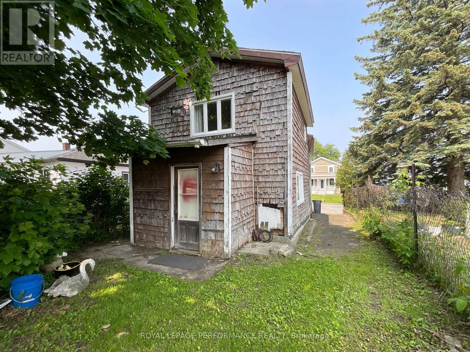 












427 CATHERINE STREET

,
Hawkesbury,




Ontario
K6A1Z8


