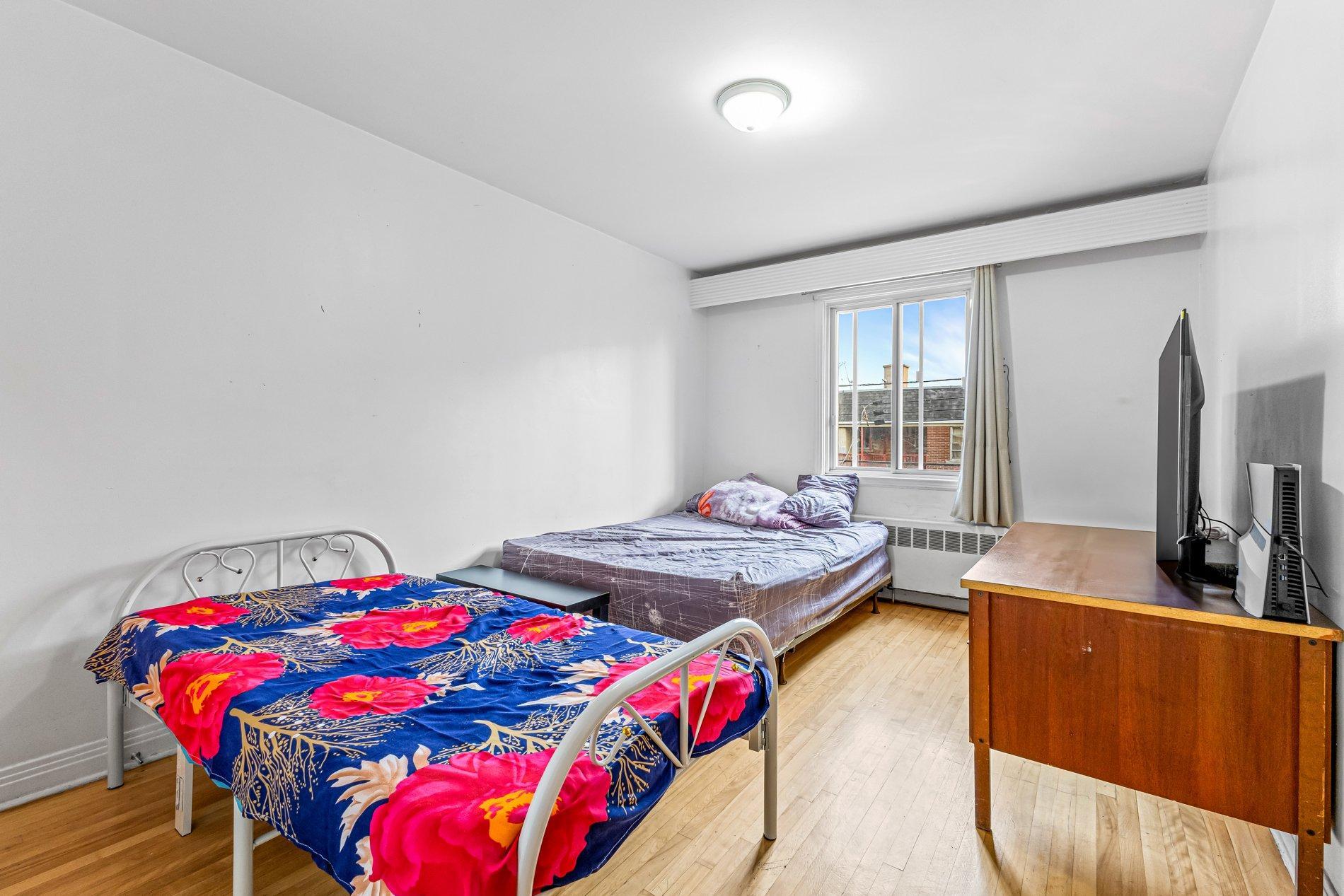 









8040


Av. Bloomfield

,
Montréal (Villeray/Saint-Michel/Parc-Extension),




QC
H3N2H6

