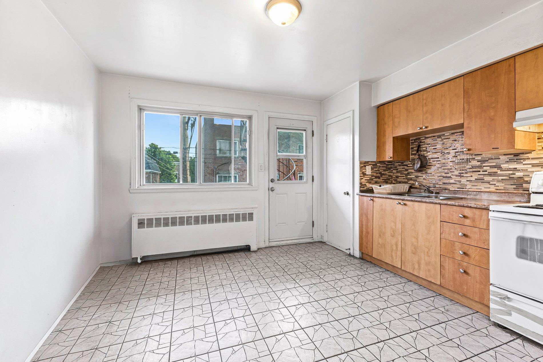 









8040


Av. Bloomfield

,
Montréal (Villeray/Saint-Michel/Parc-Extension),




QC
H3N2H6

