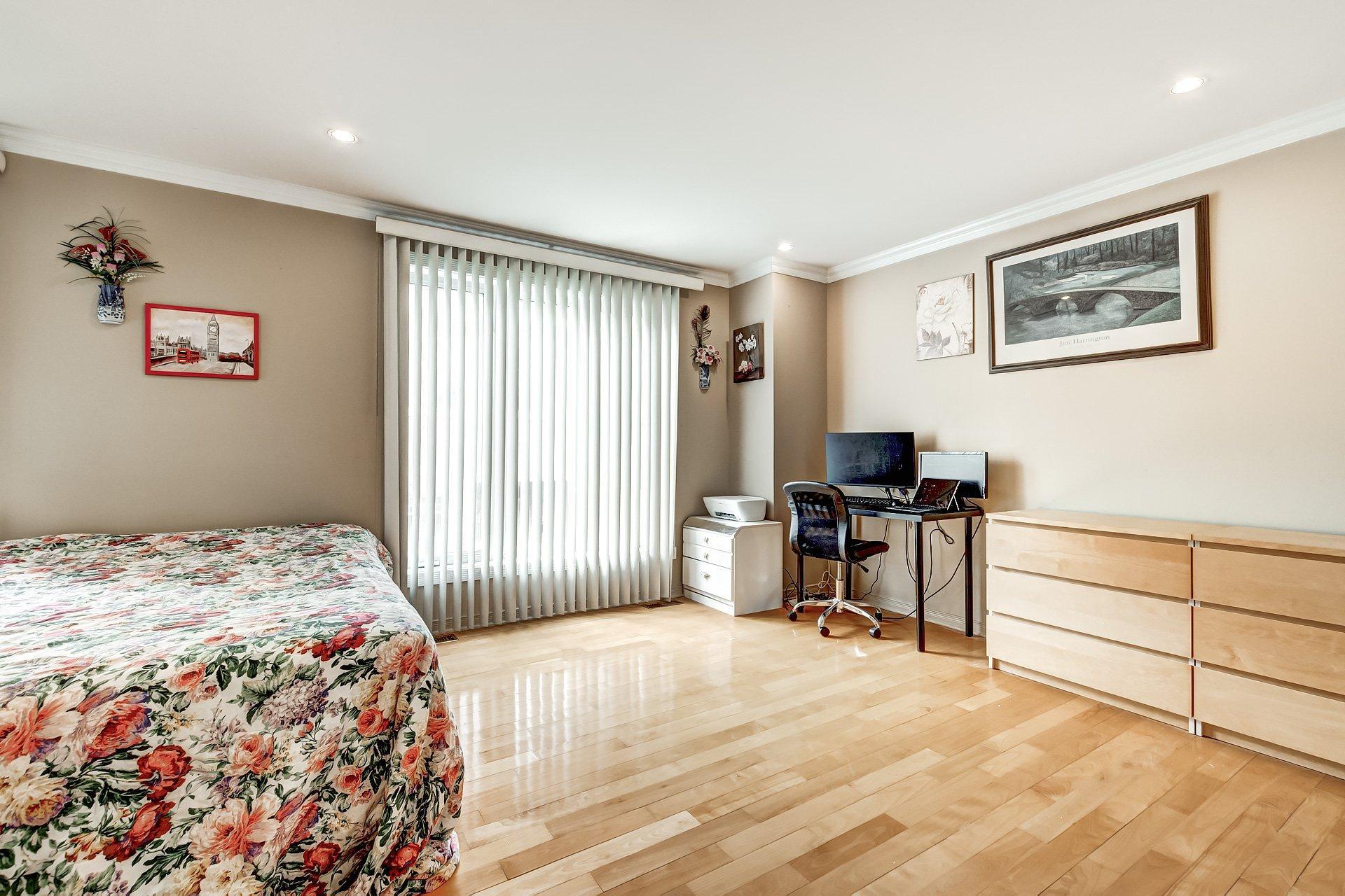 









3756


Ch. de la Côte-de-Liesse

,
Mont-Royal,




QC
H4N2P5

