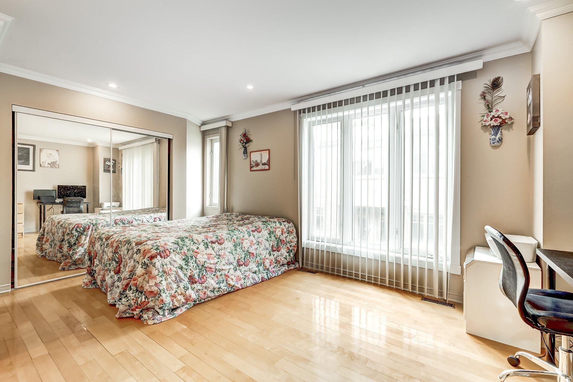 









3756


Ch. de la Côte-de-Liesse

,
Mont-Royal,




QC
H4N2P5

