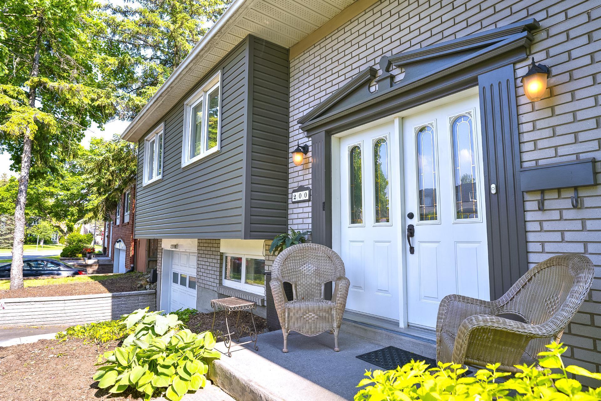 









200


Rue Beacon

,
Kirkland,




QC
H9J2G1

