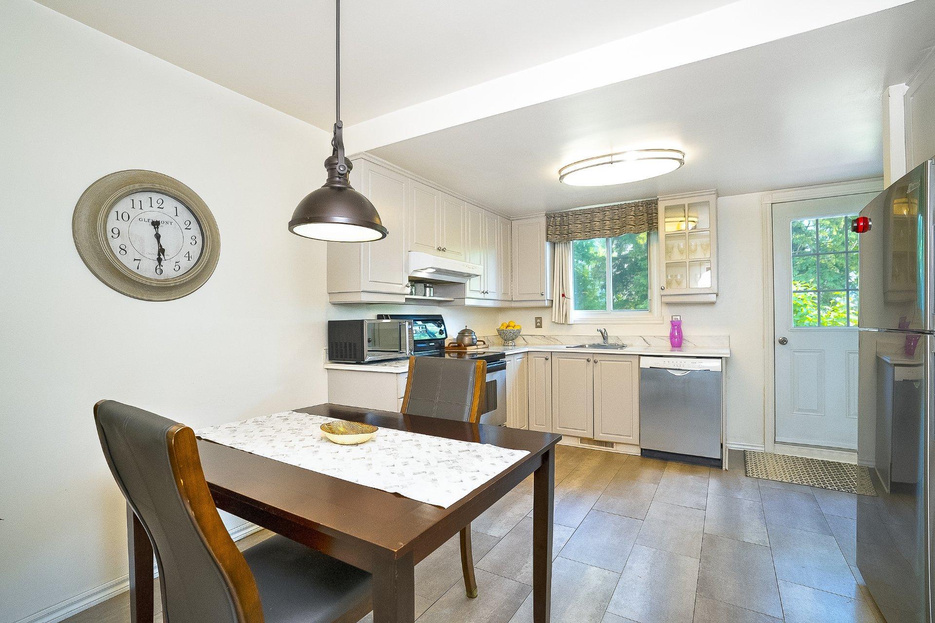 









200


Rue Beacon

,
Kirkland,




QC
H9J2G1

