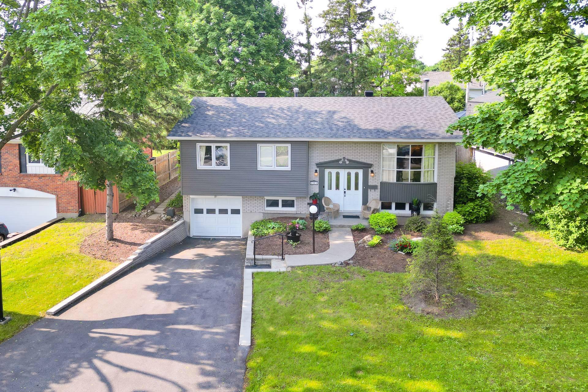 









200


Rue Beacon

,
Kirkland,




QC
H9J2G1

