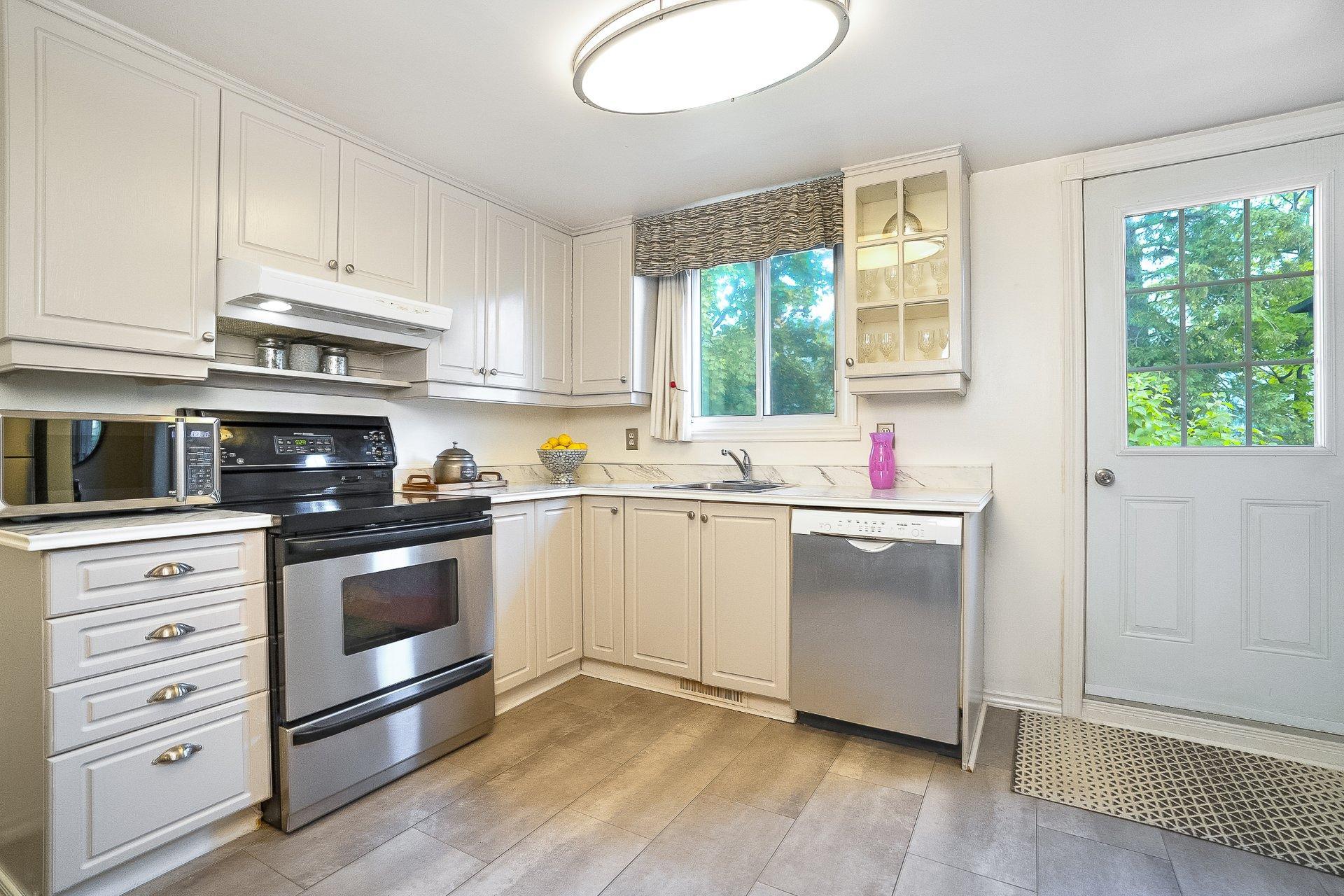 









200


Rue Beacon

,
Kirkland,




QC
H9J2G1

