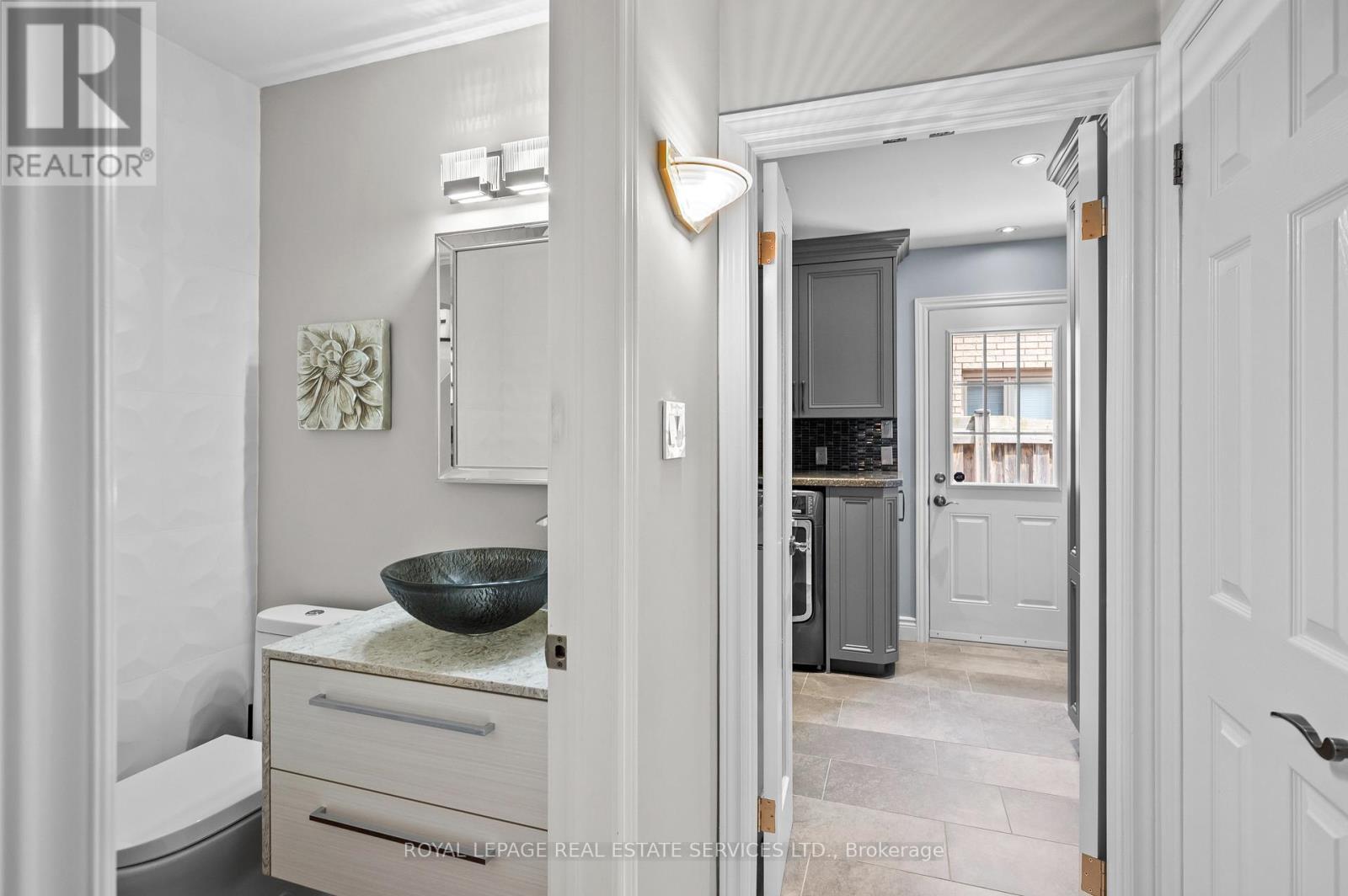 












2224 BRAYS LANE

,
Oakville,




Ontario
L6M3J6

