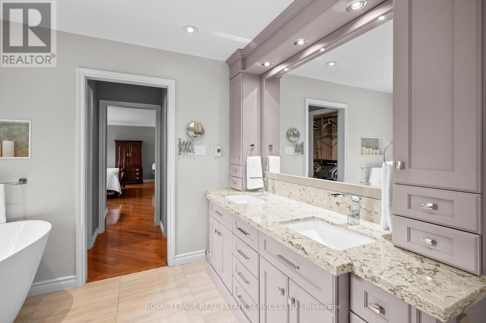 












2224 BRAYS LANE

,
Oakville,




Ontario
L6M3J6

