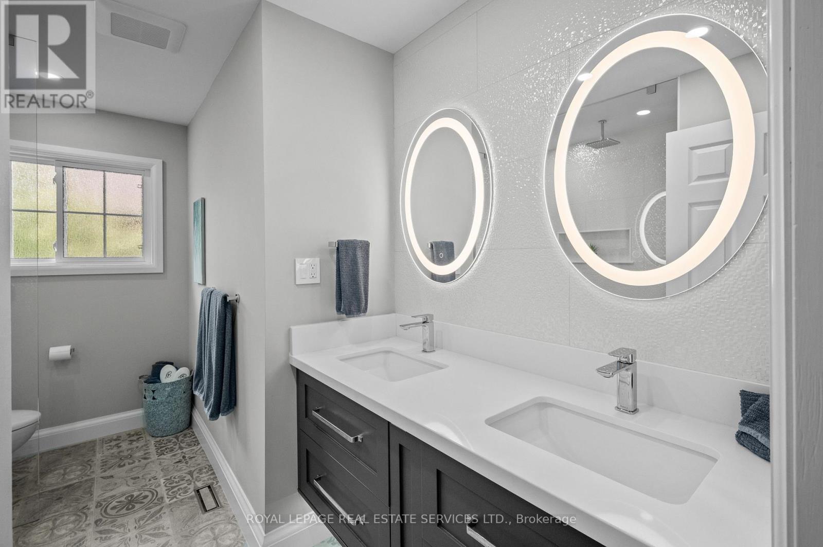 












2224 BRAYS LANE

,
Oakville,




Ontario
L6M3J6

