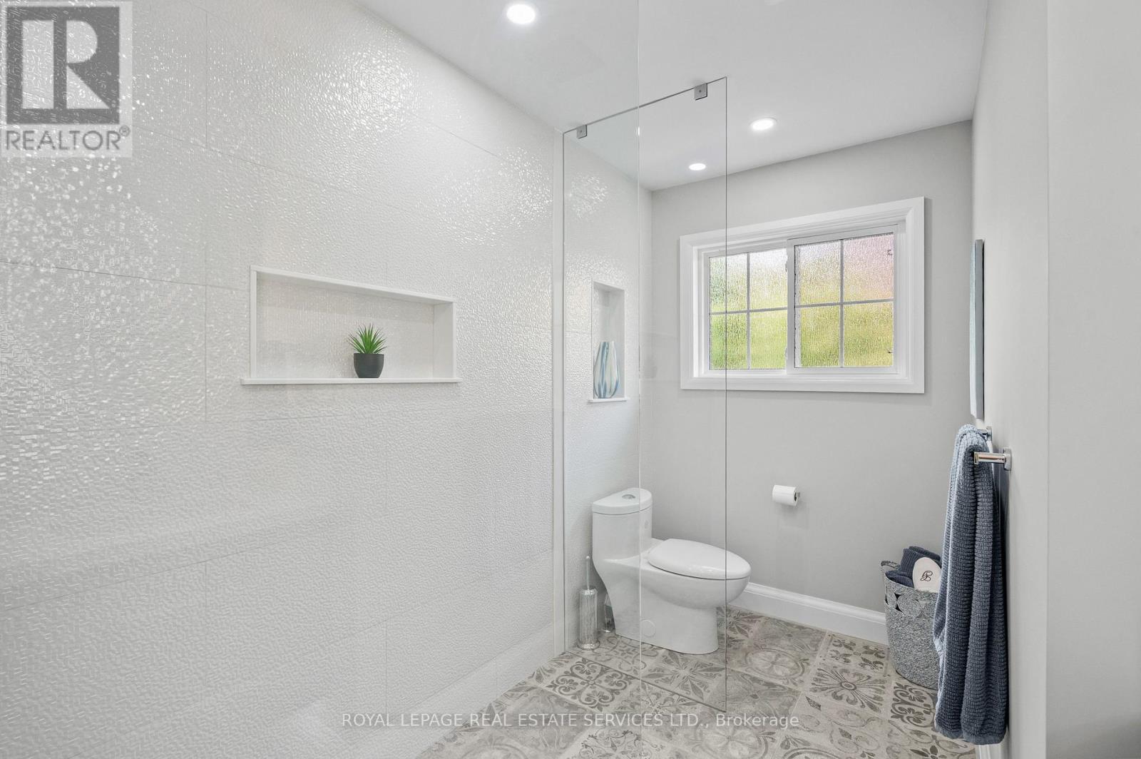 












2224 BRAYS LANE

,
Oakville,




Ontario
L6M3J6

