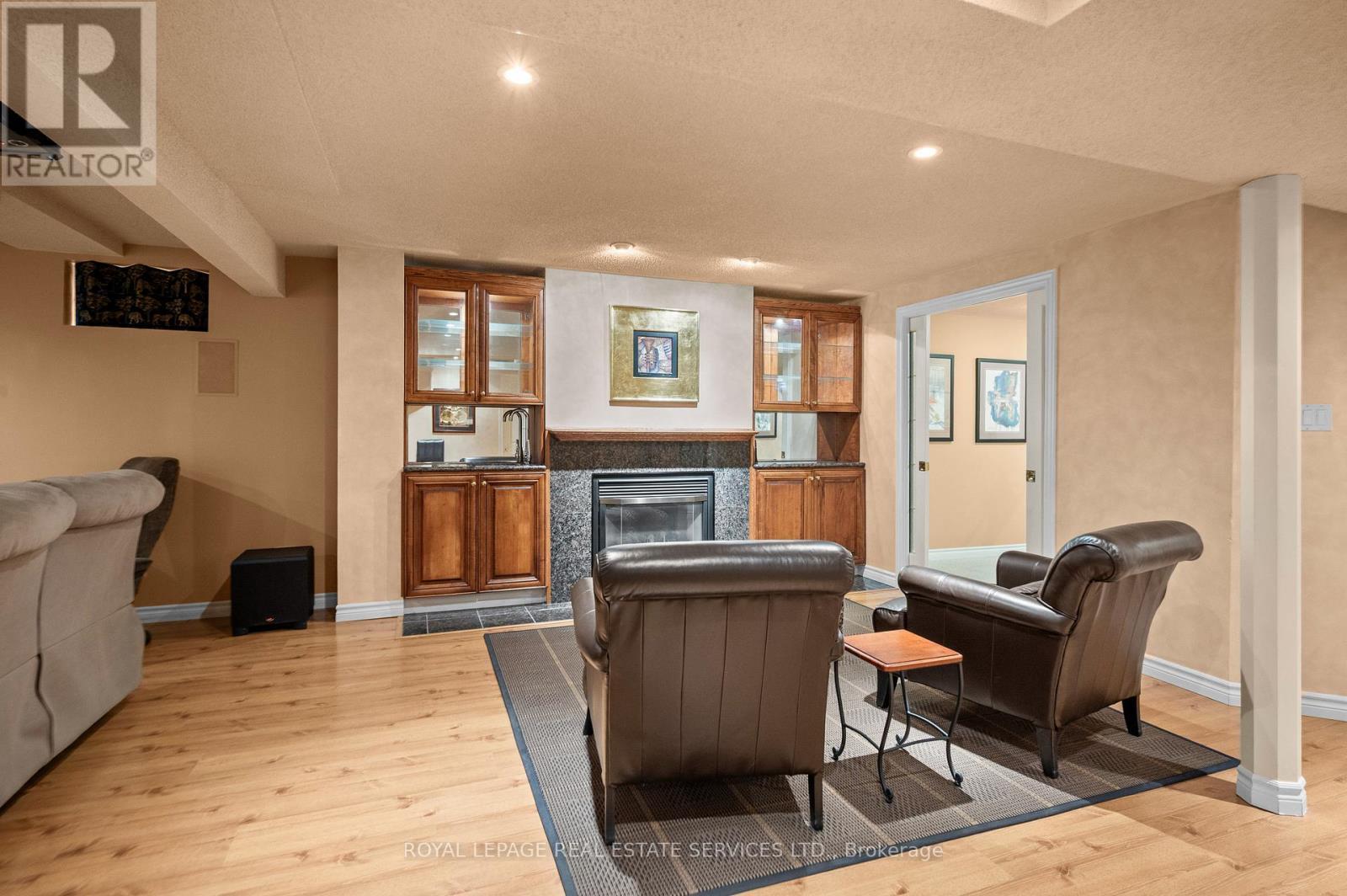 












2224 BRAYS LANE

,
Oakville,




Ontario
L6M3J6

