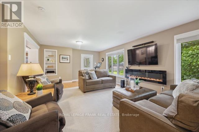 












12 LINTON COURT

,
Uxbridge,




Ontario
L9P1L6

