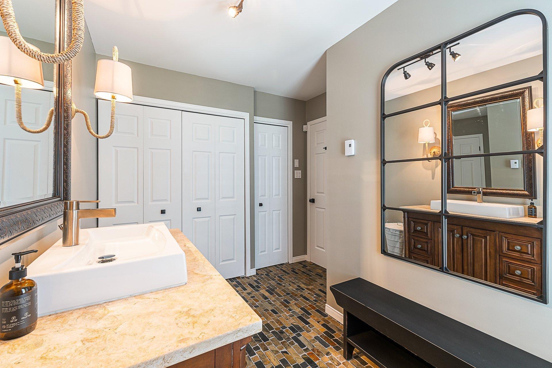 









9127


Rue Saroy

,
Sherbrooke (Brompton/Rock Forest/Saint-Élie/Deauville),




QC
J1N3J2

