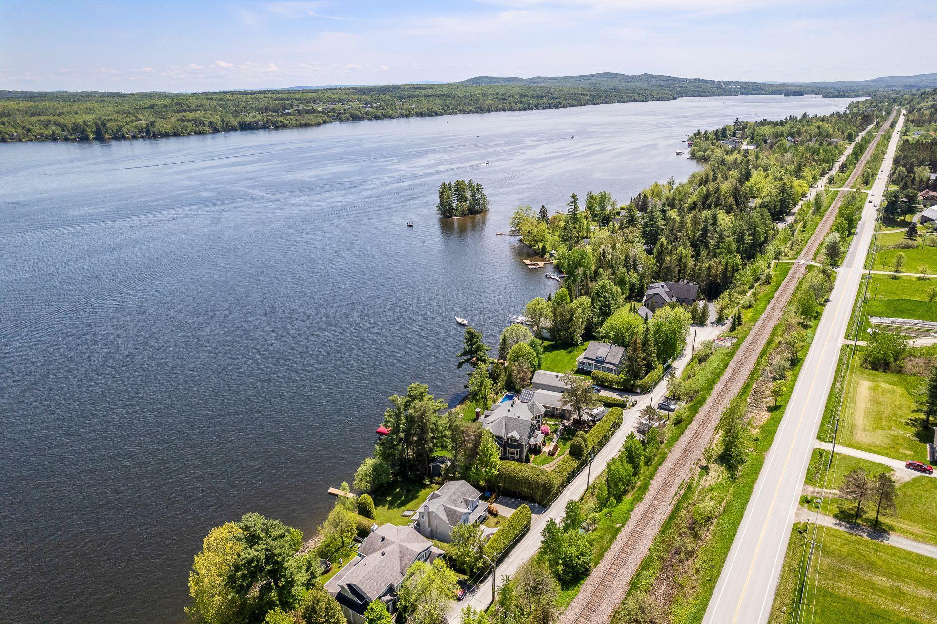 









9127


Rue Saroy

,
Sherbrooke (Brompton/Rock Forest/Saint-Élie/Deauville),




QC
J1N3J2

