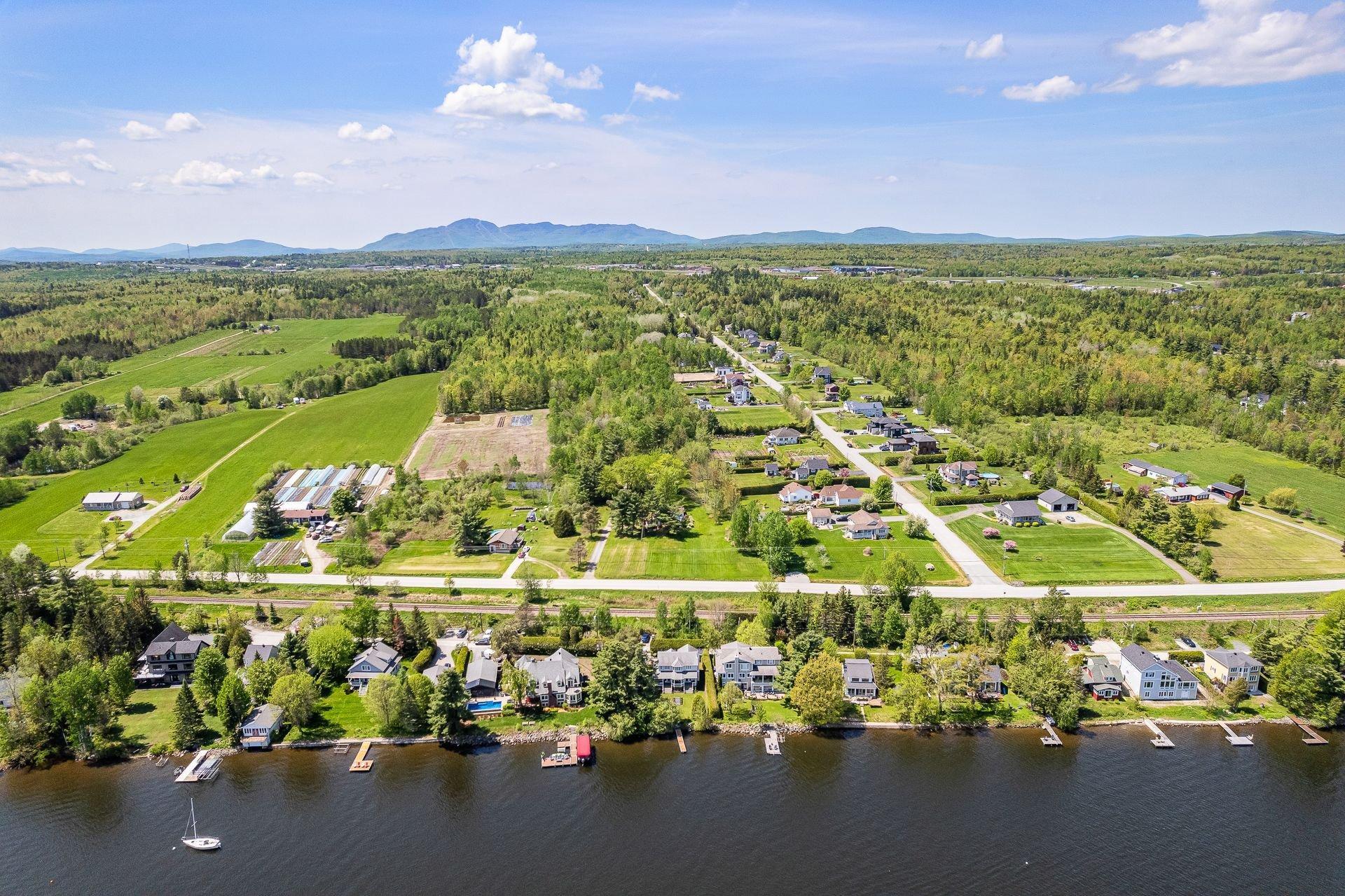 









9127


Rue Saroy

,
Sherbrooke (Brompton/Rock Forest/Saint-Élie/Deauville),




QC
J1N3J2

