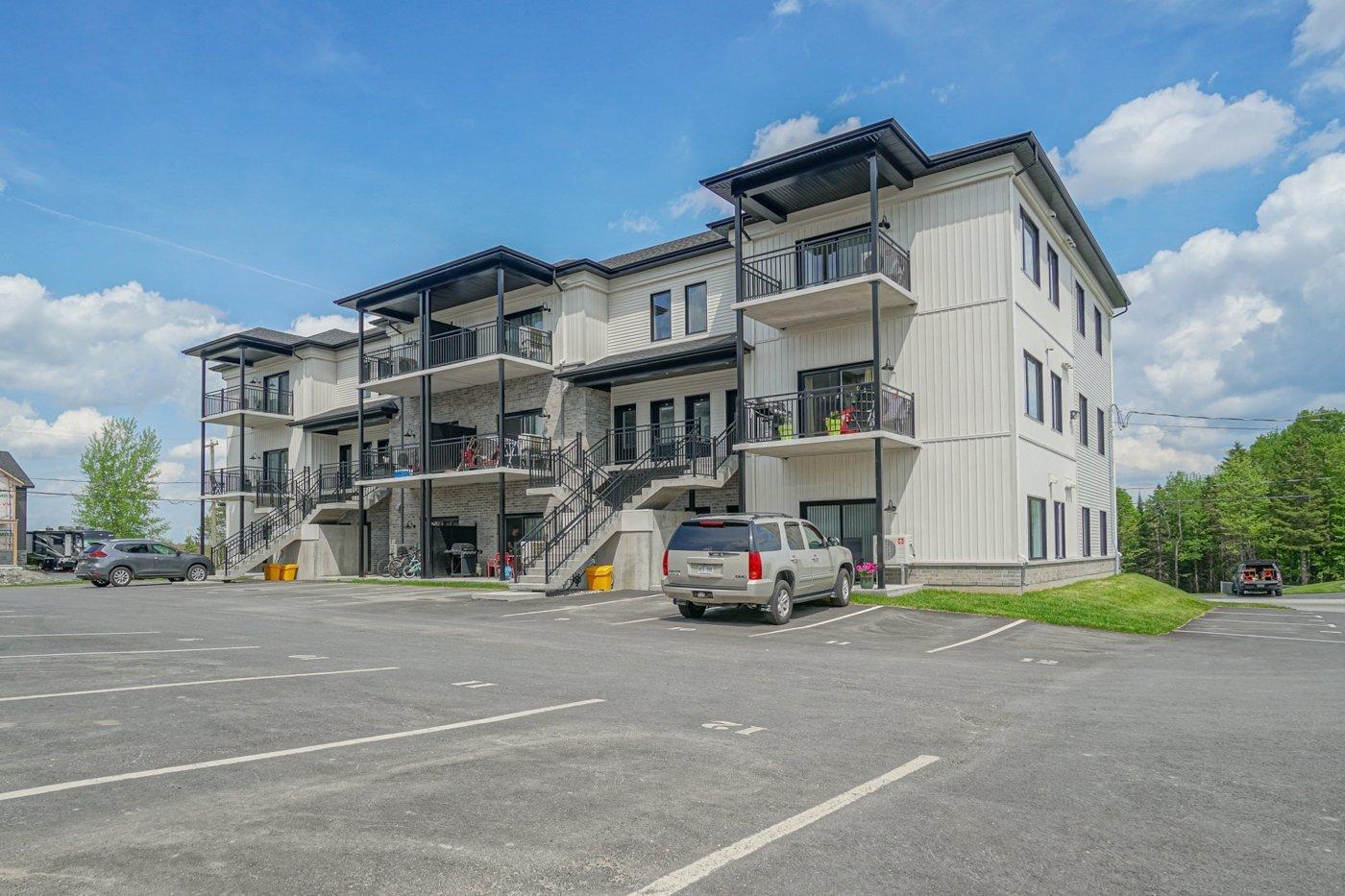 









753


Rue Rachel-Hébert

,
Coaticook,




QC
J1A0C5

