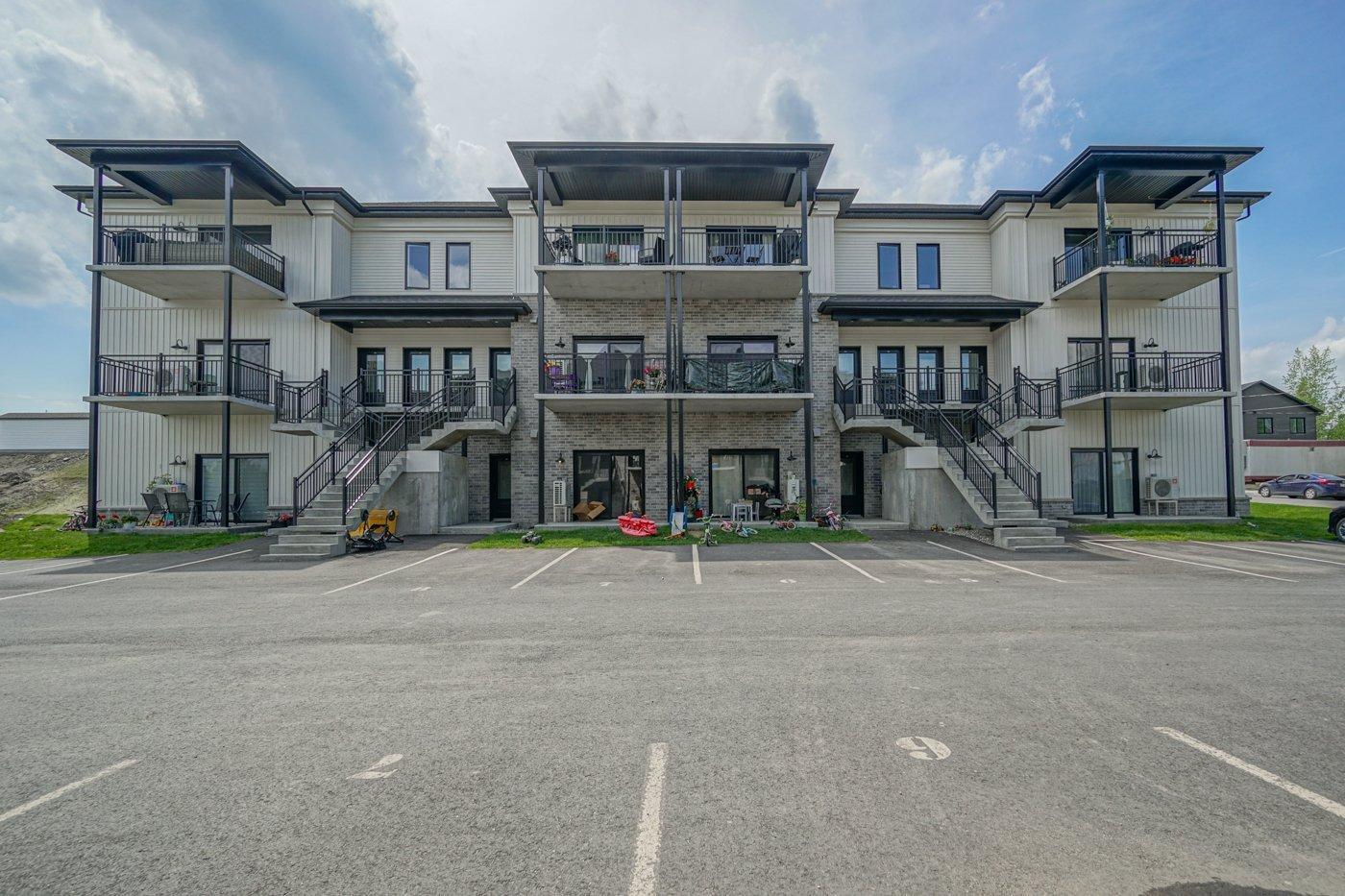 









765


Rue Rachel-Hébert

,
Coaticook,




QC
J1A0C5

