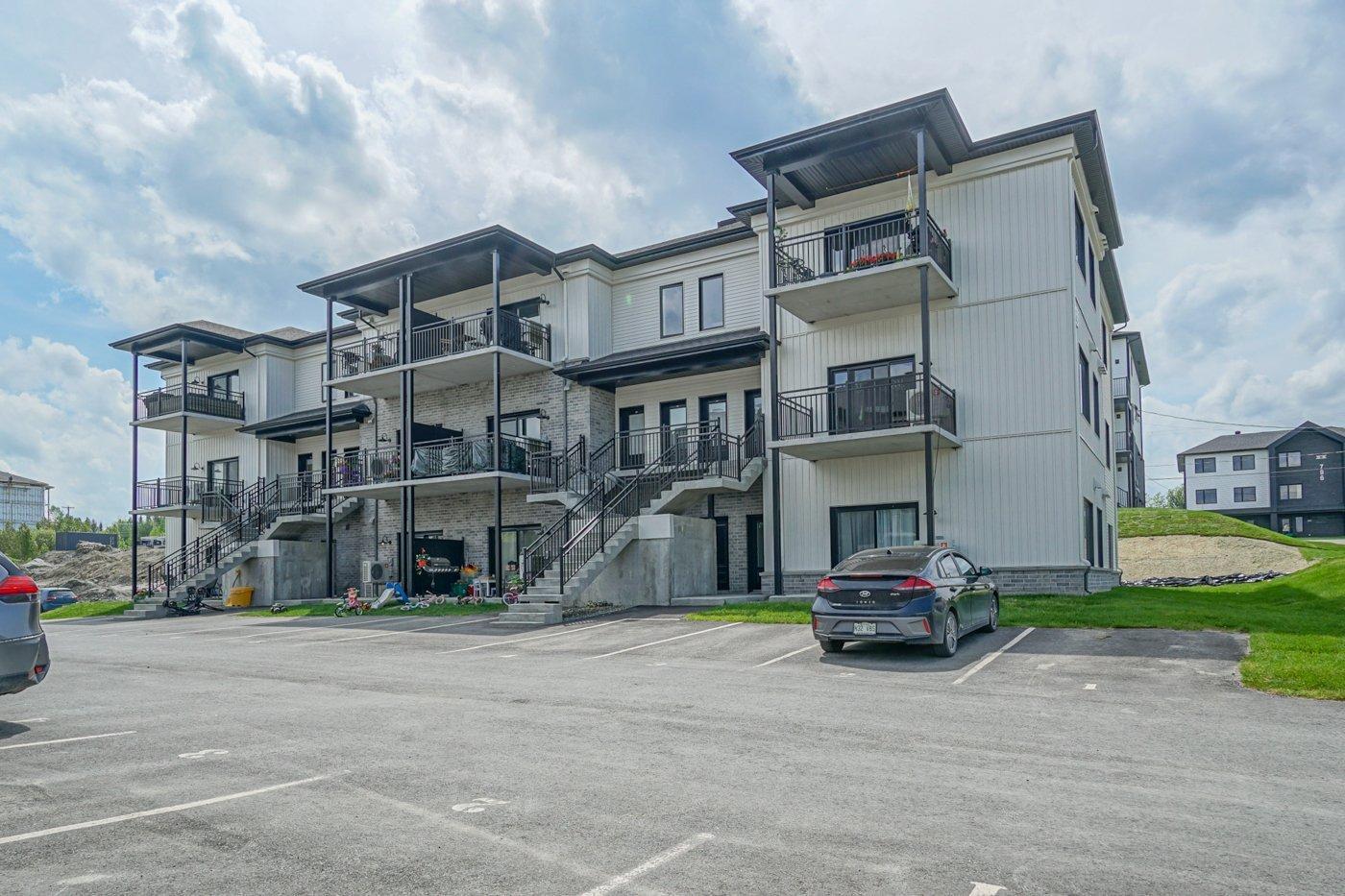 









765


Rue Rachel-Hébert

,
Coaticook,




QC
J1A0C5

