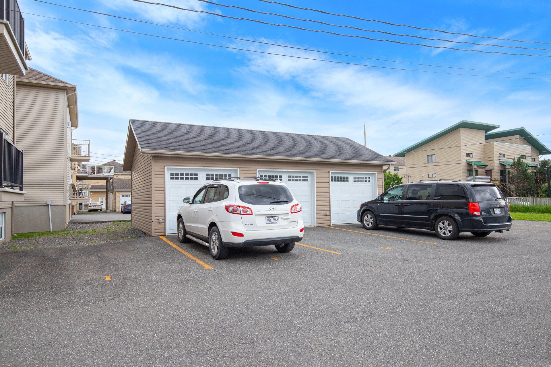 









14695

 - 14705


Av. des Érables-Argentés

,
Saint-Hyacinthe,




QC
J2R1M3

