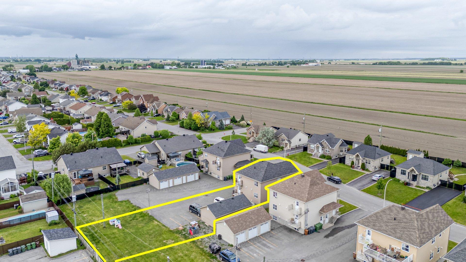 









14695

 - 14705


Av. des Érables-Argentés

,
Saint-Hyacinthe,




QC
J2R1M3

