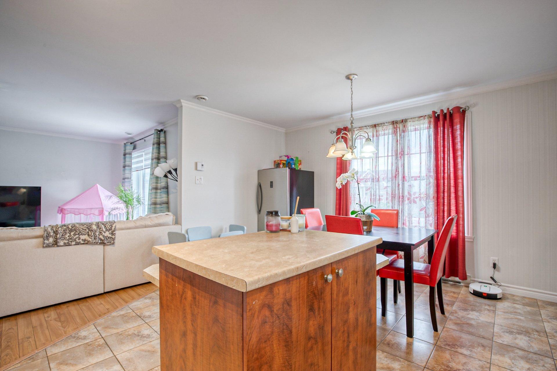 









14695

 - 14705


Av. des Érables-Argentés

,
Saint-Hyacinthe,




QC
J2R1M3

