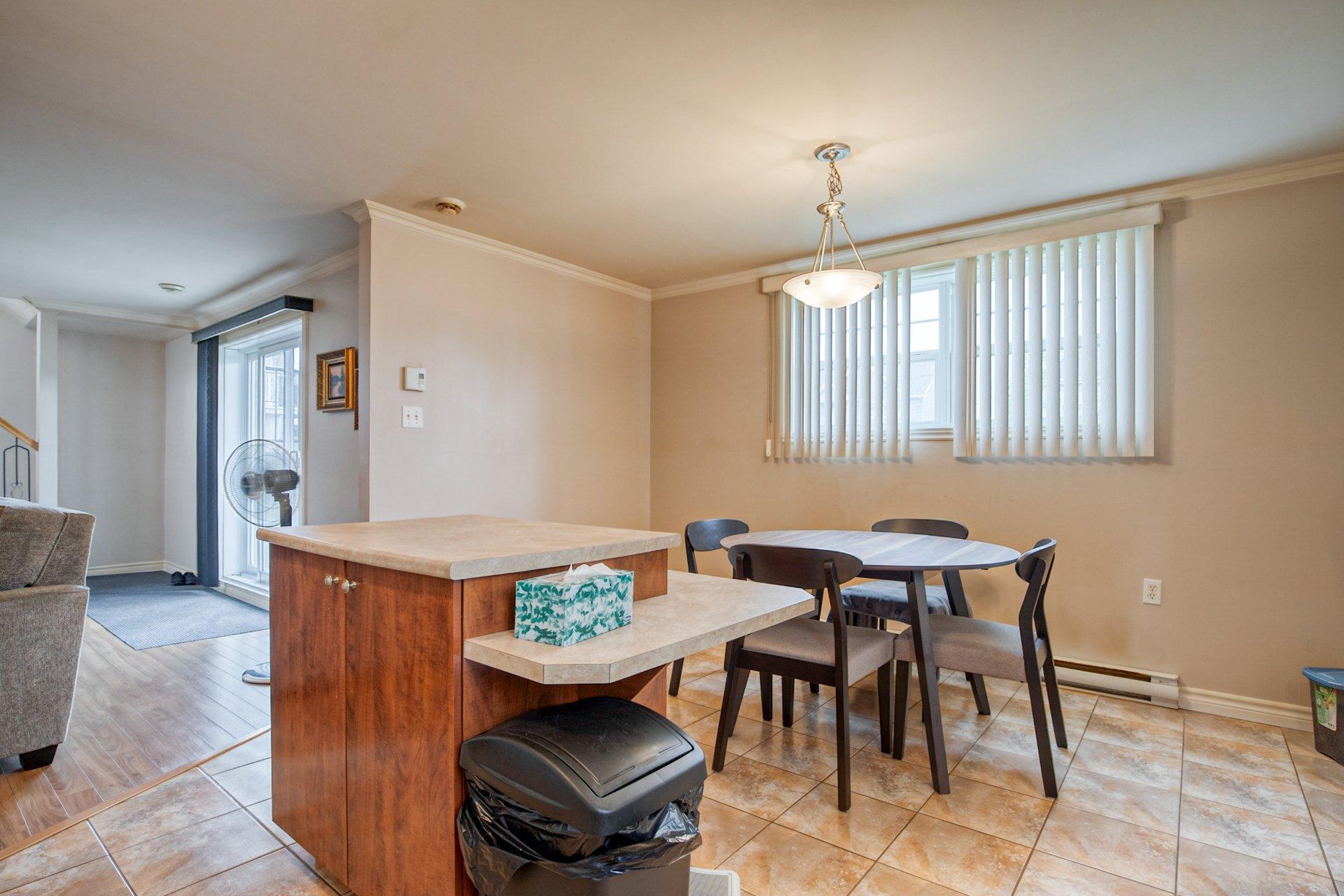 









14695

 - 14705


Av. des Érables-Argentés

,
Saint-Hyacinthe,




QC
J2R1M3

