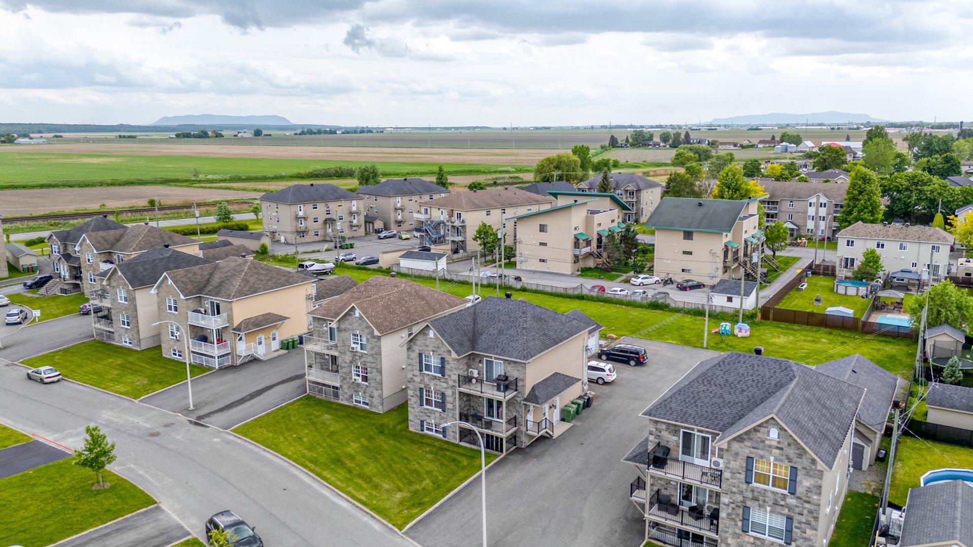 









14695

 - 14705


Av. des Érables-Argentés

,
Saint-Hyacinthe,




QC
J2R1M3

