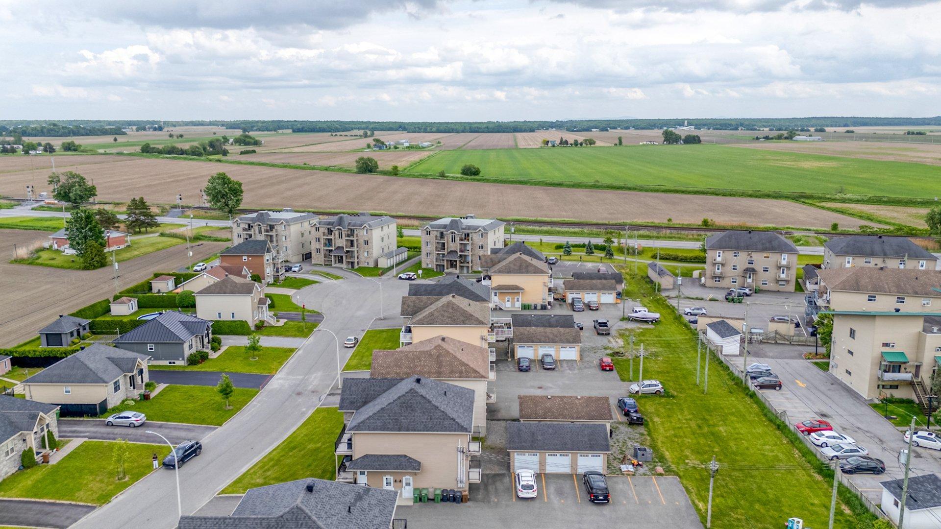 









14695

 - 14705


Av. des Érables-Argentés

,
Saint-Hyacinthe,




QC
J2R1M3

